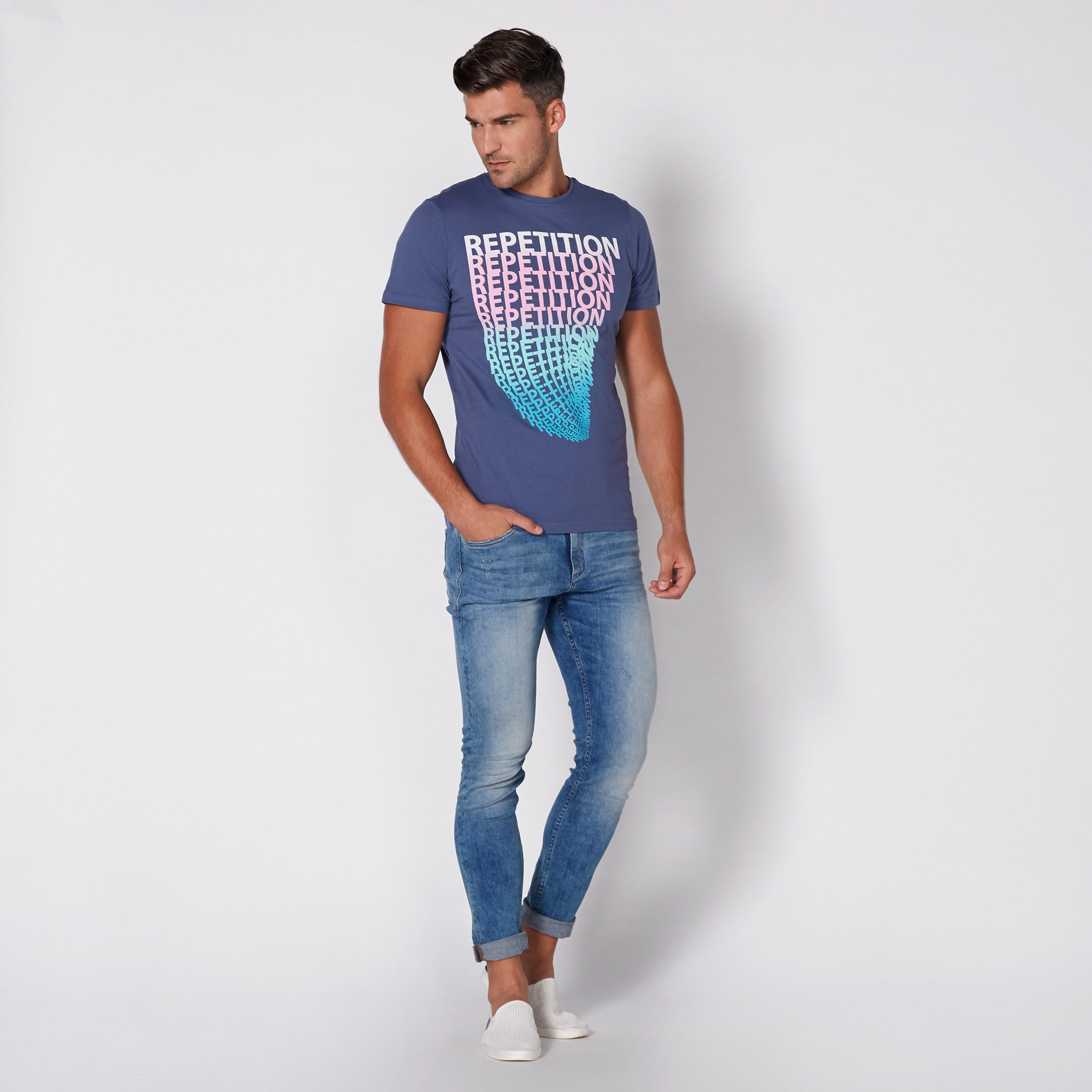 تيشيرت بياقة مستديرة وأكمام قصيرة مع طبعات-men-clothing-tshirtsandpolos-tshirts-image-1