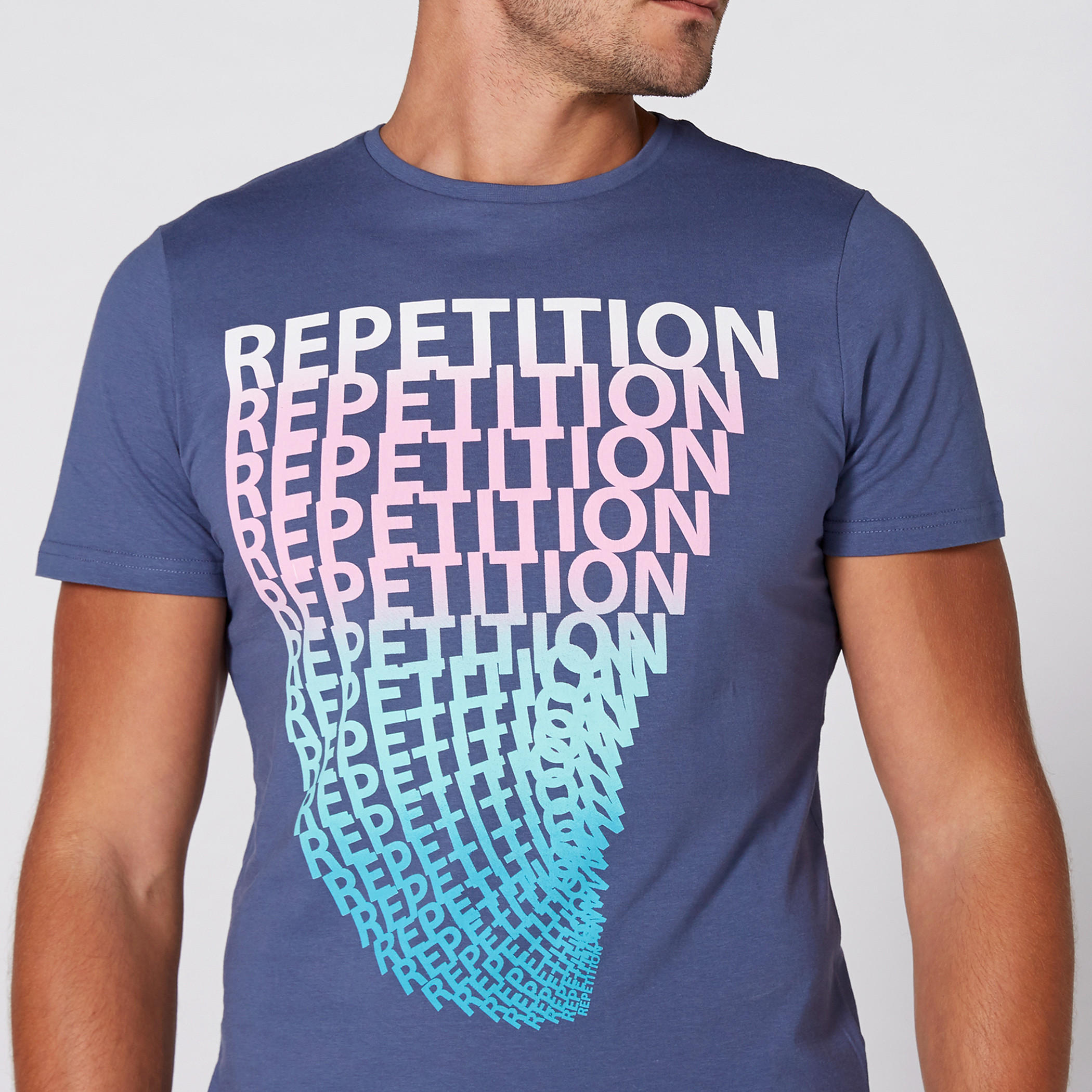 تيشيرت بياقة مستديرة وأكمام قصيرة مع طبعات-men-clothing-tshirtsandpolos-tshirts-image-2