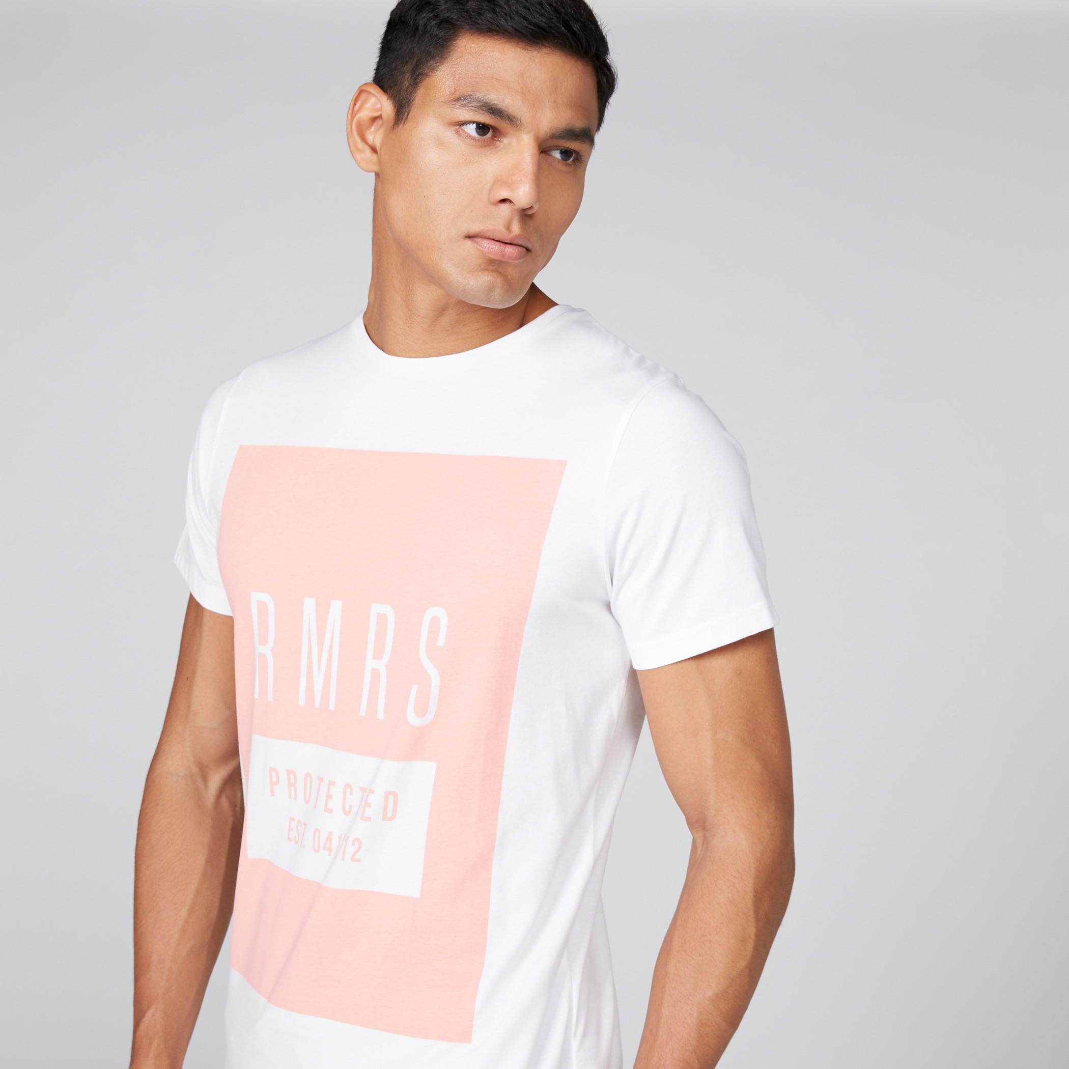 تيشيرت بياقة مستديرة وأكمام قصيرة وطبعات-men-clothing-tshirtsandpolos-tshirts-image-1
