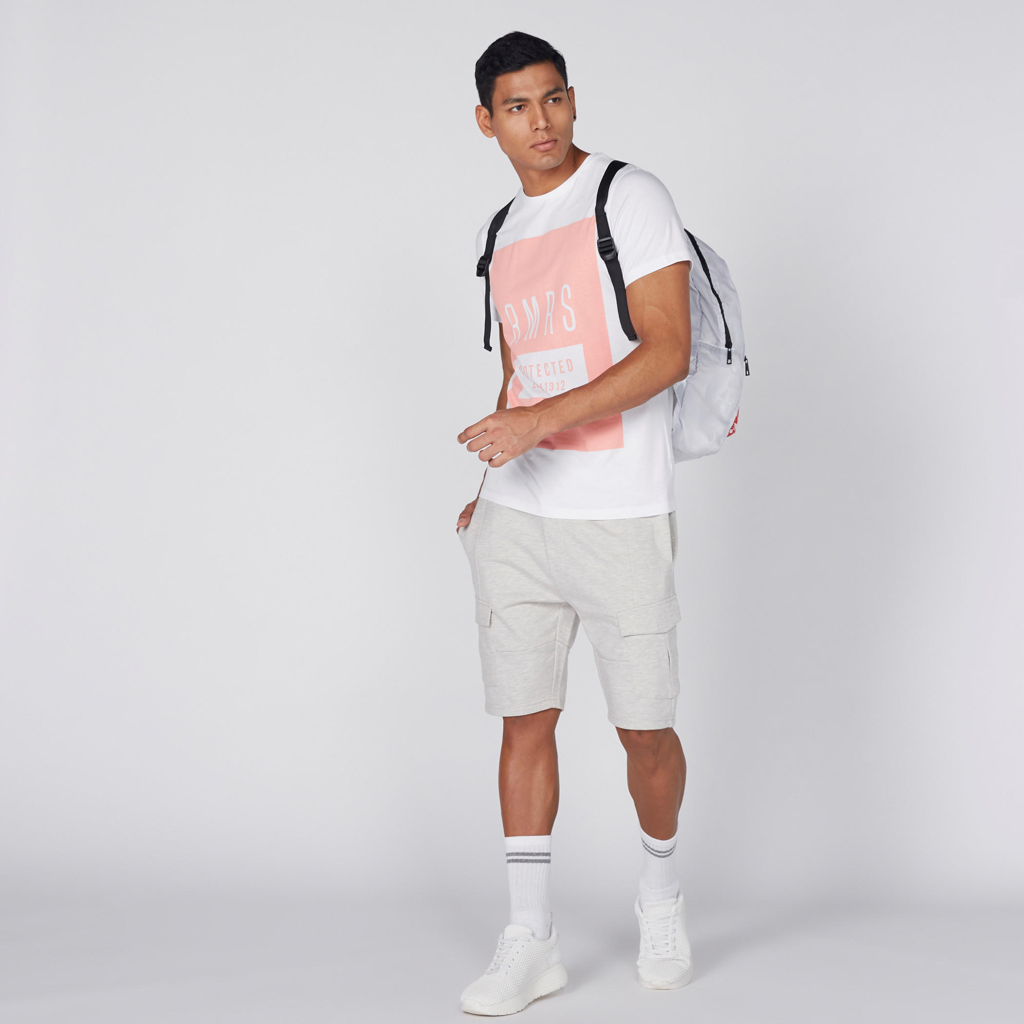 تيشيرت بياقة مستديرة وأكمام قصيرة وطبعات-men-clothing-tshirtsandpolos-tshirts-image-2