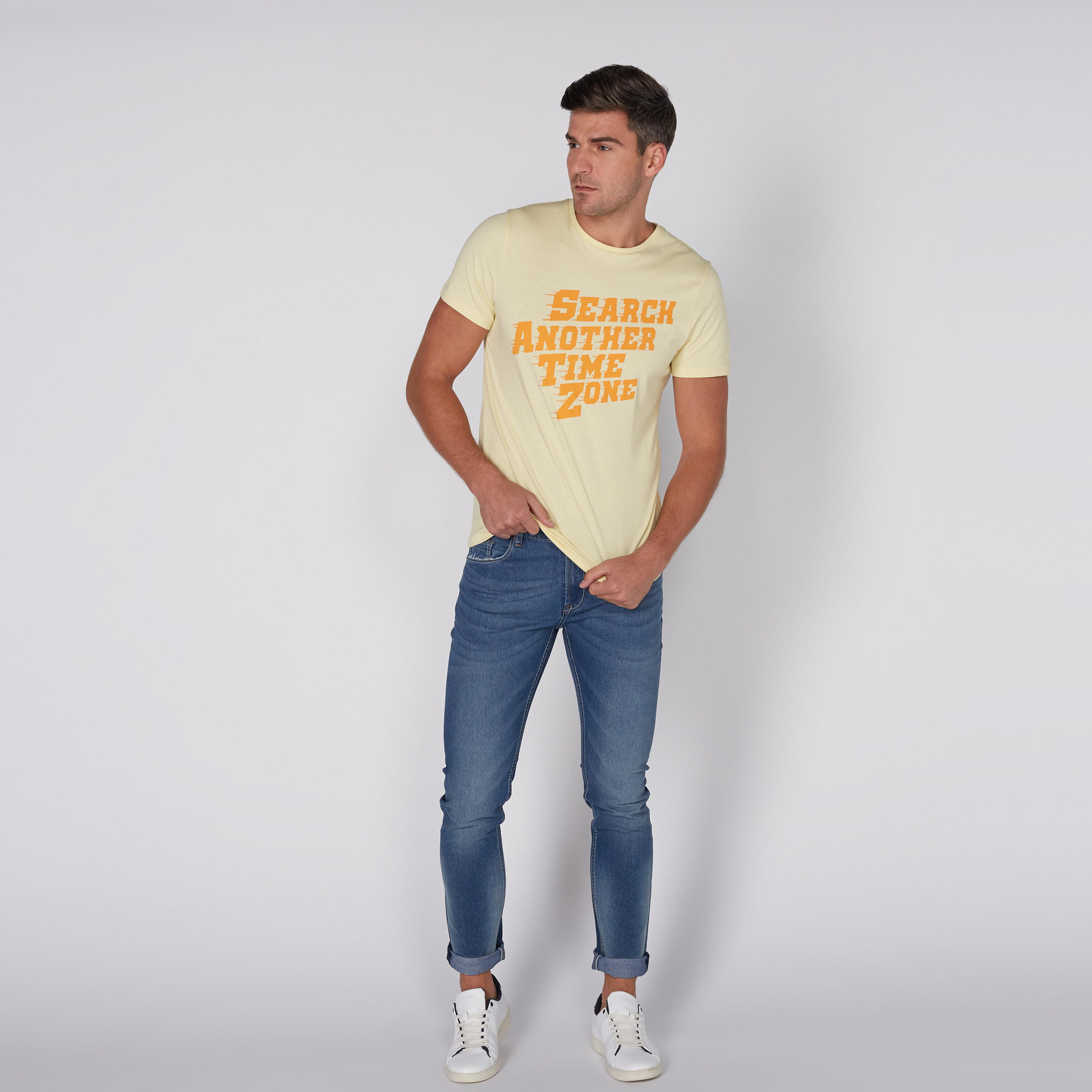تيشيرت بطبعات وياقة مستديرة وأكمام قصيرة-men-clothing-tshirtsandpolos-tshirts-image-1