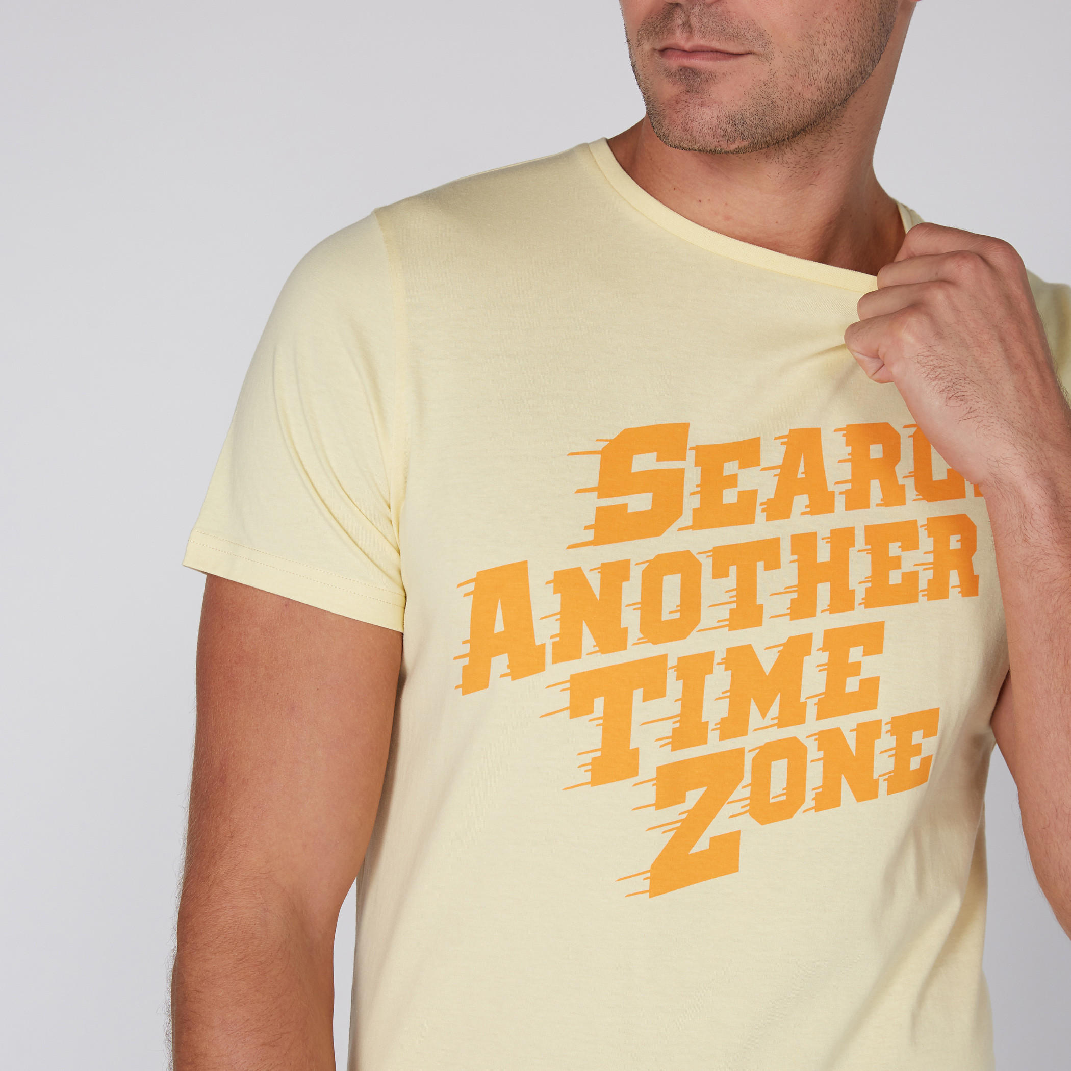 تيشيرت بطبعات وياقة مستديرة وأكمام قصيرة-men-clothing-tshirtsandpolos-tshirts-image-2