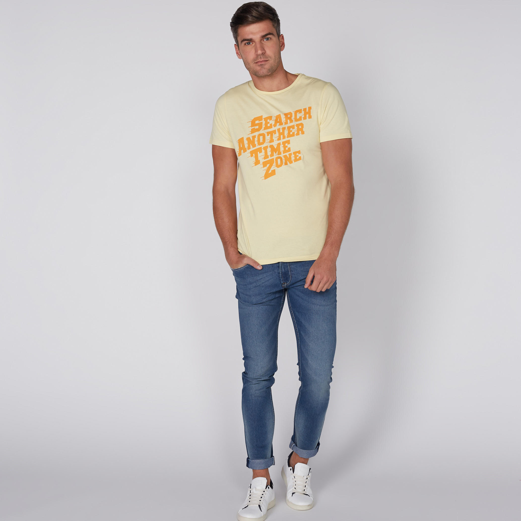 تيشيرت بطبعات وياقة مستديرة وأكمام قصيرة-men-clothing-tshirtsandpolos-tshirts-image-5