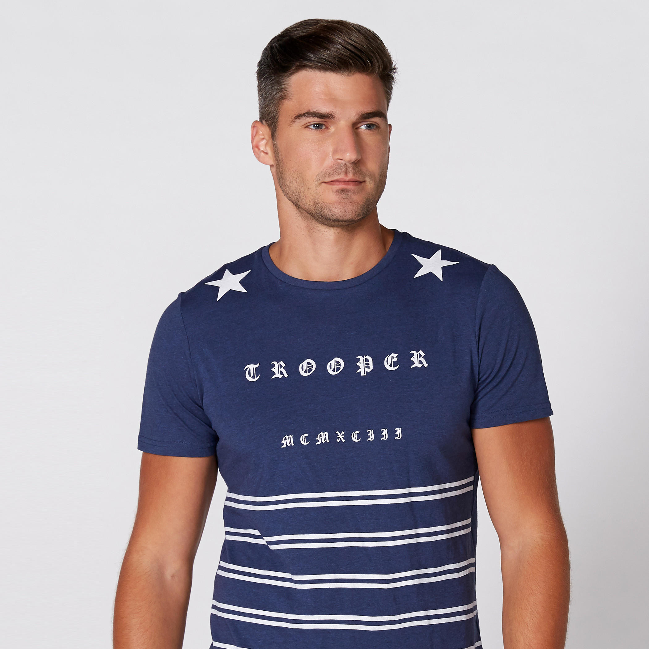 تيشيرت بياقة مستديرة وأكمام قصيرة مع طبعات-men-clothing-tshirtsandpolos-tshirts-image-1
