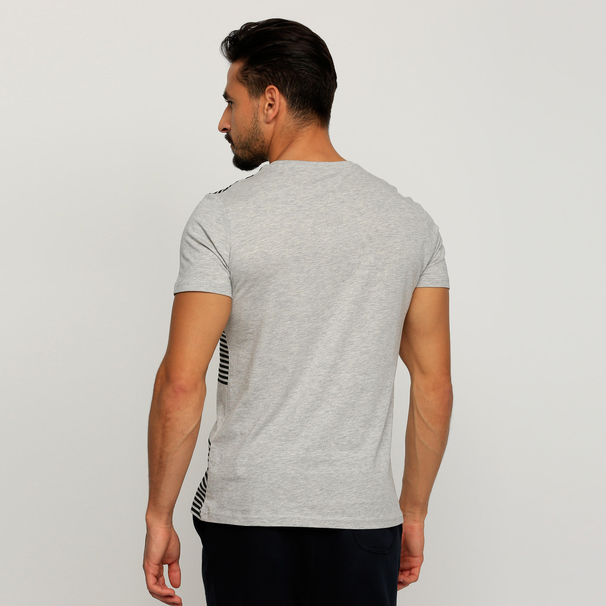 تيشيرت بأكمام قصيرة وياقة ضيّقة وطبعات-men-clothing-tshirtsandpolos-tshirts-image-2