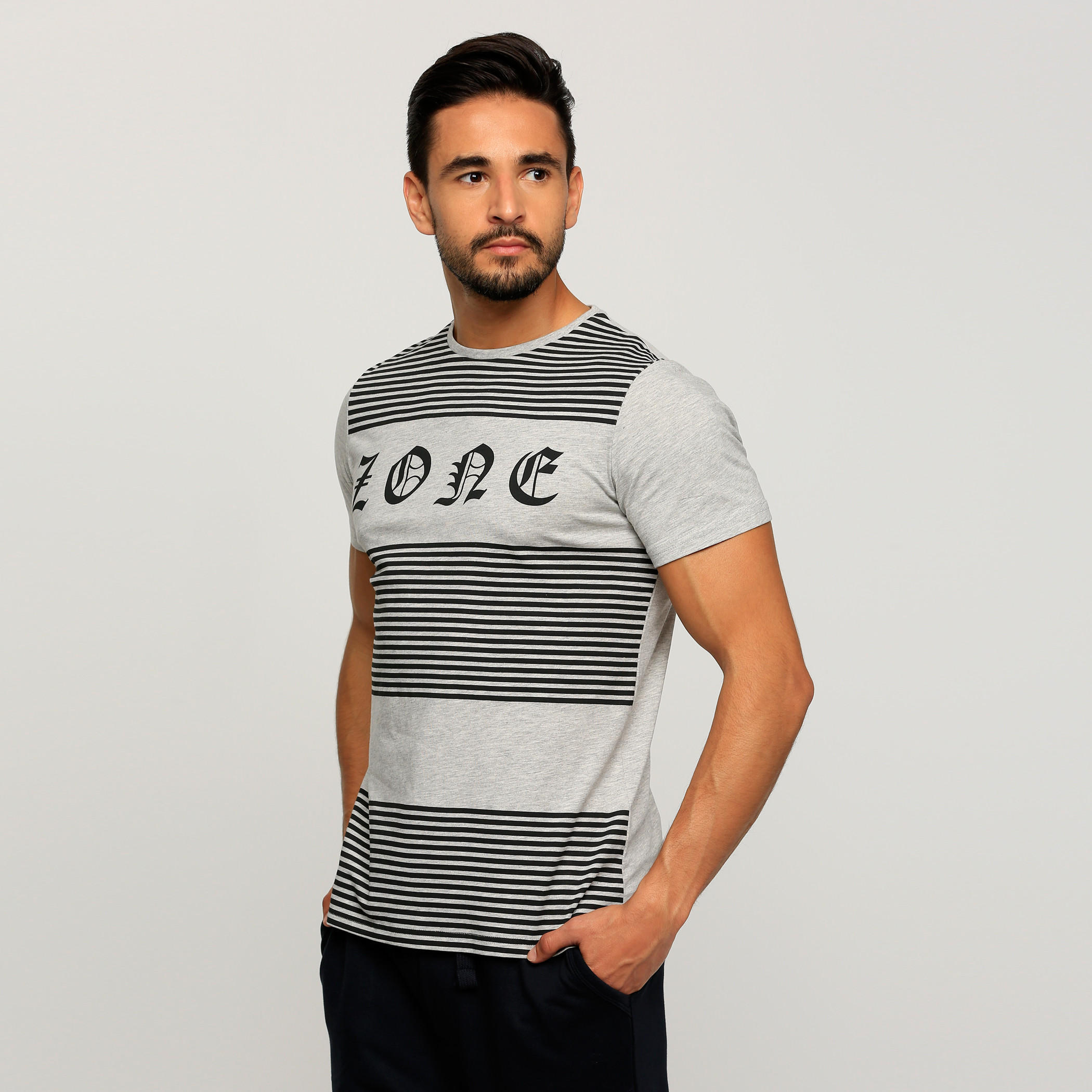 تيشيرت بأكمام قصيرة وياقة ضيّقة وطبعات-men-clothing-tshirtsandpolos-tshirts-image-3