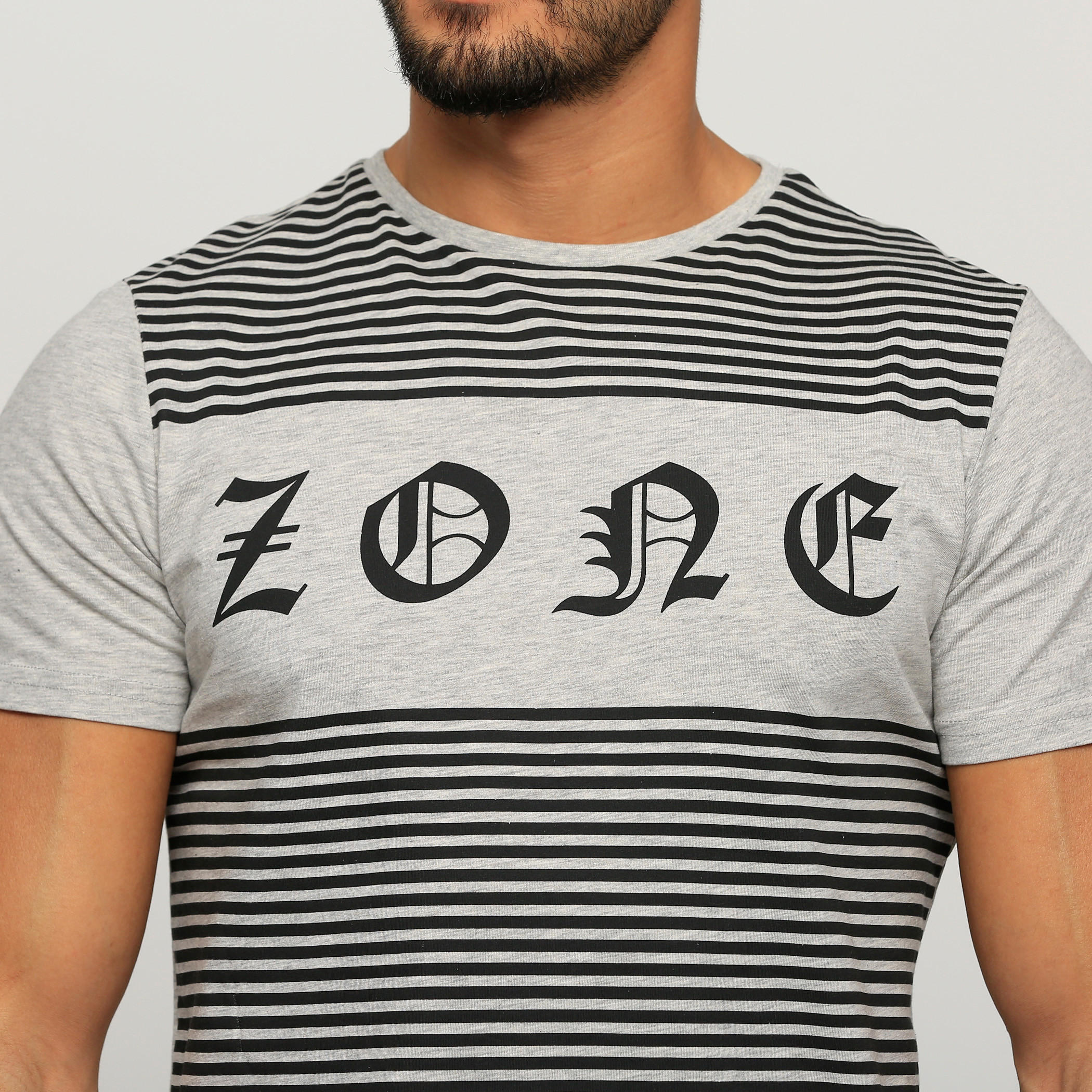تيشيرت بأكمام قصيرة وياقة ضيّقة وطبعات-men-clothing-tshirtsandpolos-tshirts-image-4