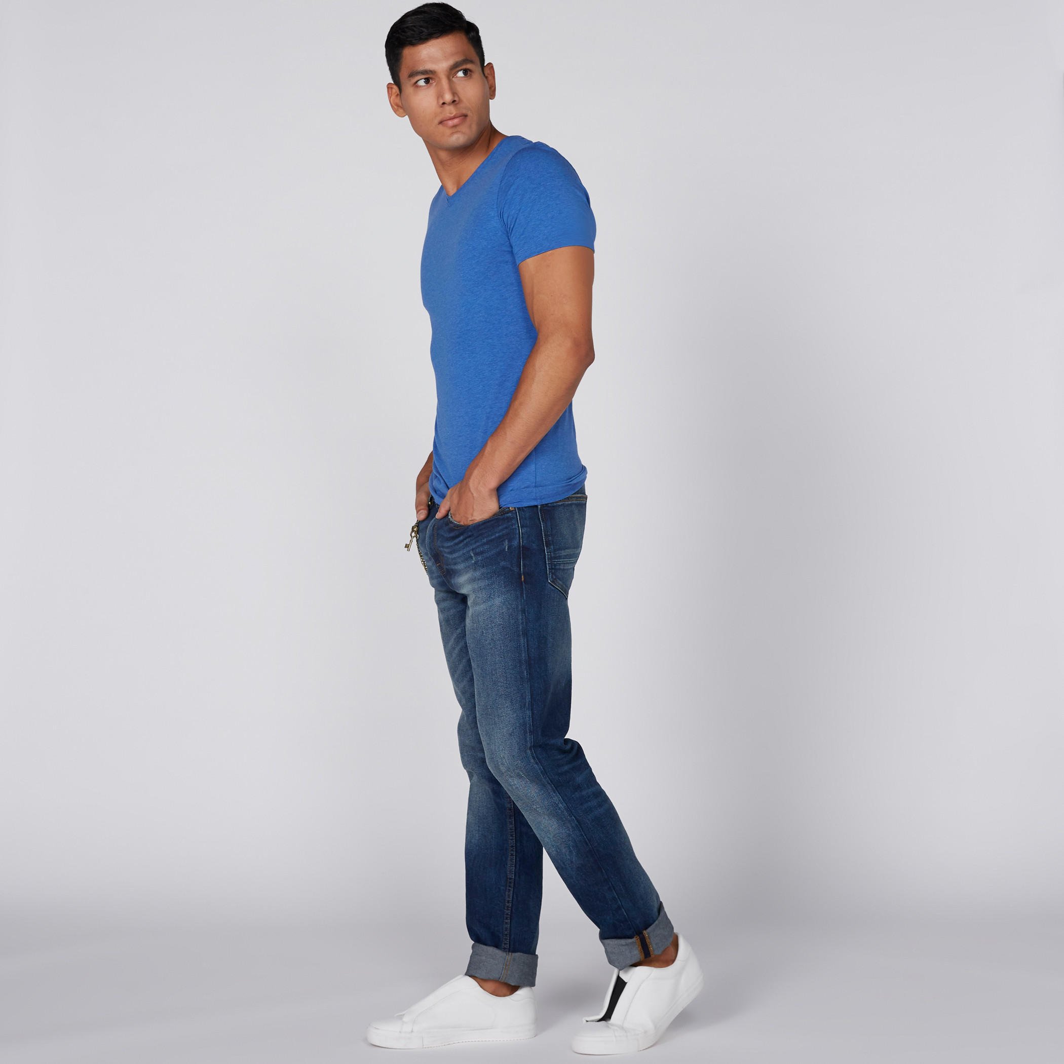 تيشيرت بياقة V وأكمام قصيرة-men-clothing-tshirtsandpolos-tshirts-image-2