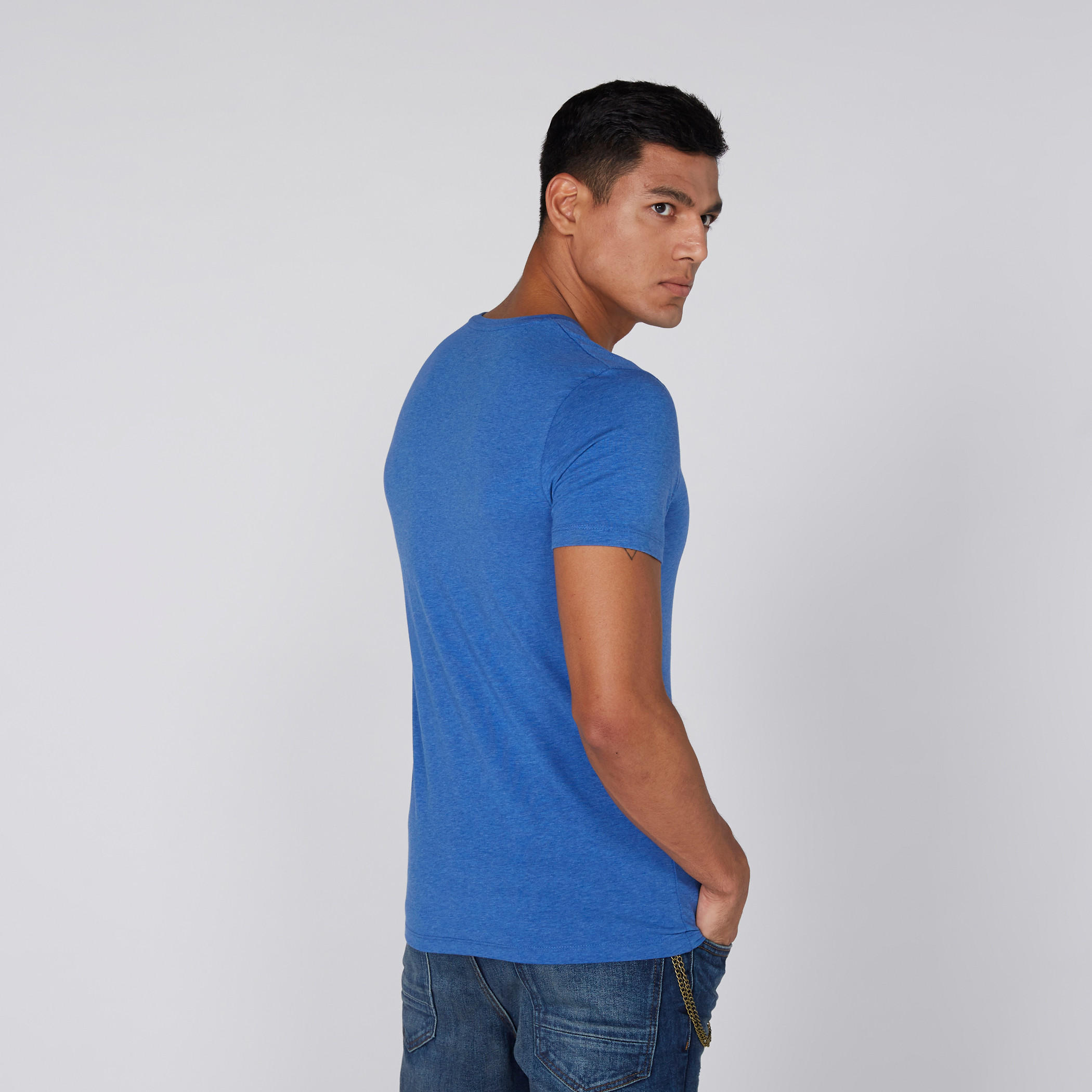 تيشيرت بياقة V وأكمام قصيرة-men-clothing-tshirtsandpolos-tshirts-image-4