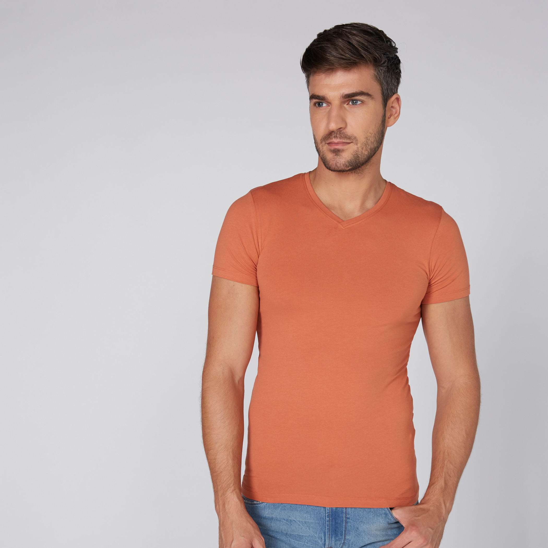 تيشيرت بياقة V وأكمام قصيرة-men-clothing-tshirtsandpolos-tshirts-image-2