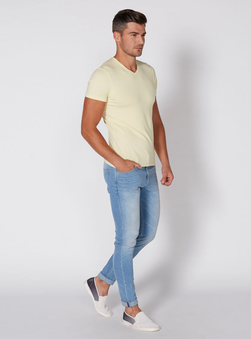 تيشيرت بياقة V وأكمام قصيرة-men-clothing-tshirtsandpolos-tshirts-image-3