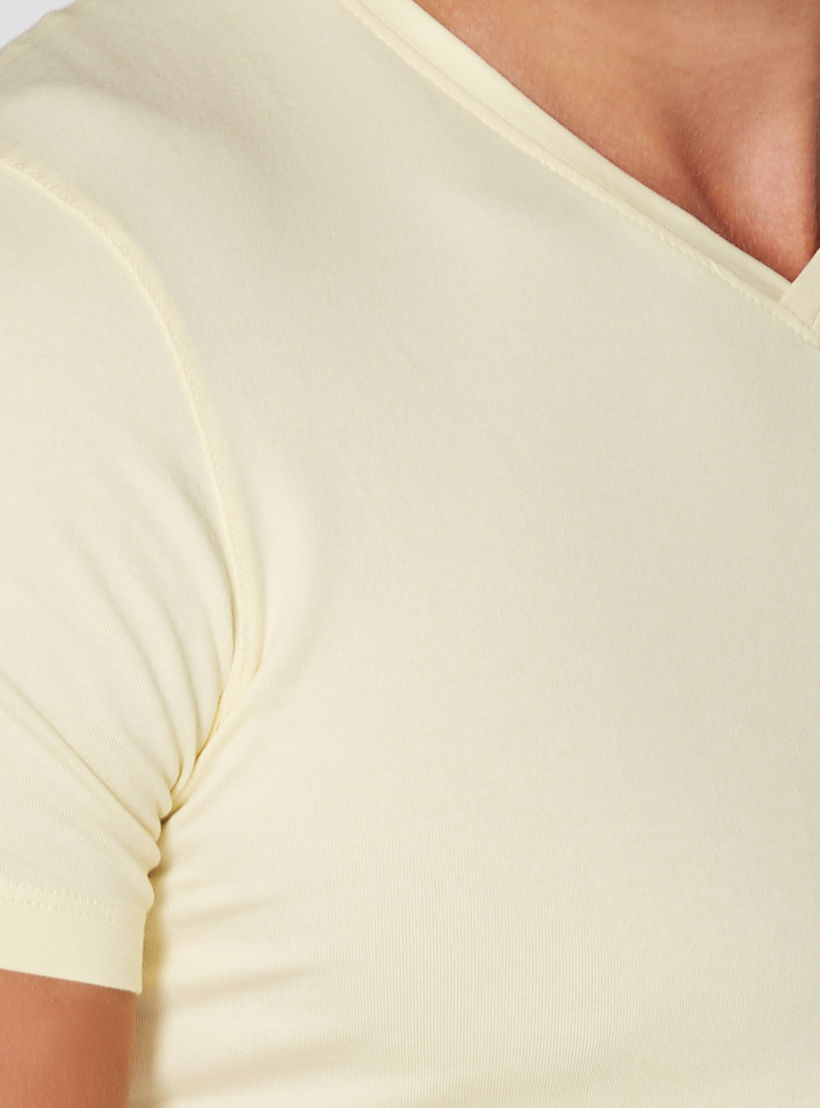 تيشيرت بياقة V وأكمام قصيرة-men-clothing-tshirtsandpolos-tshirts-image-2
