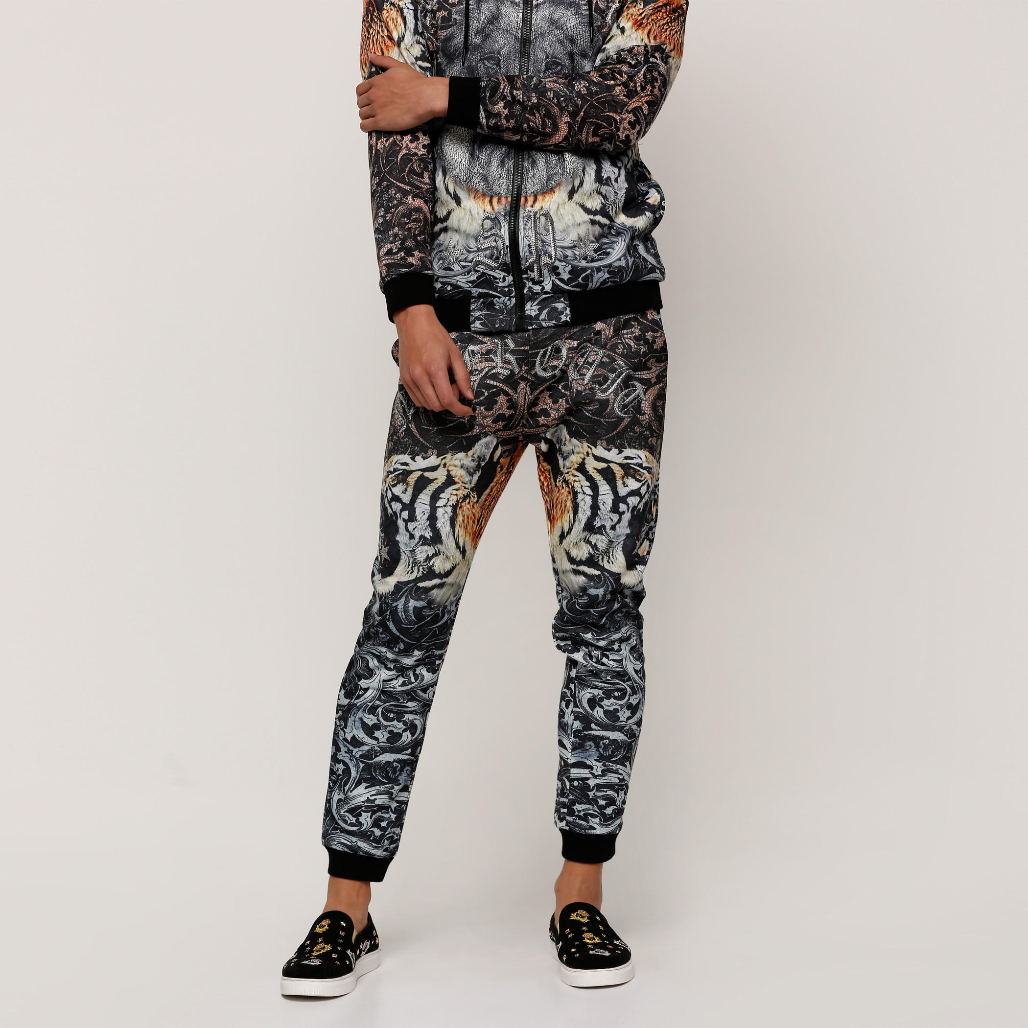 بنطال رياضي طويل بجيوب وطبعات-men-clothing-bottoms-joggers-image-1