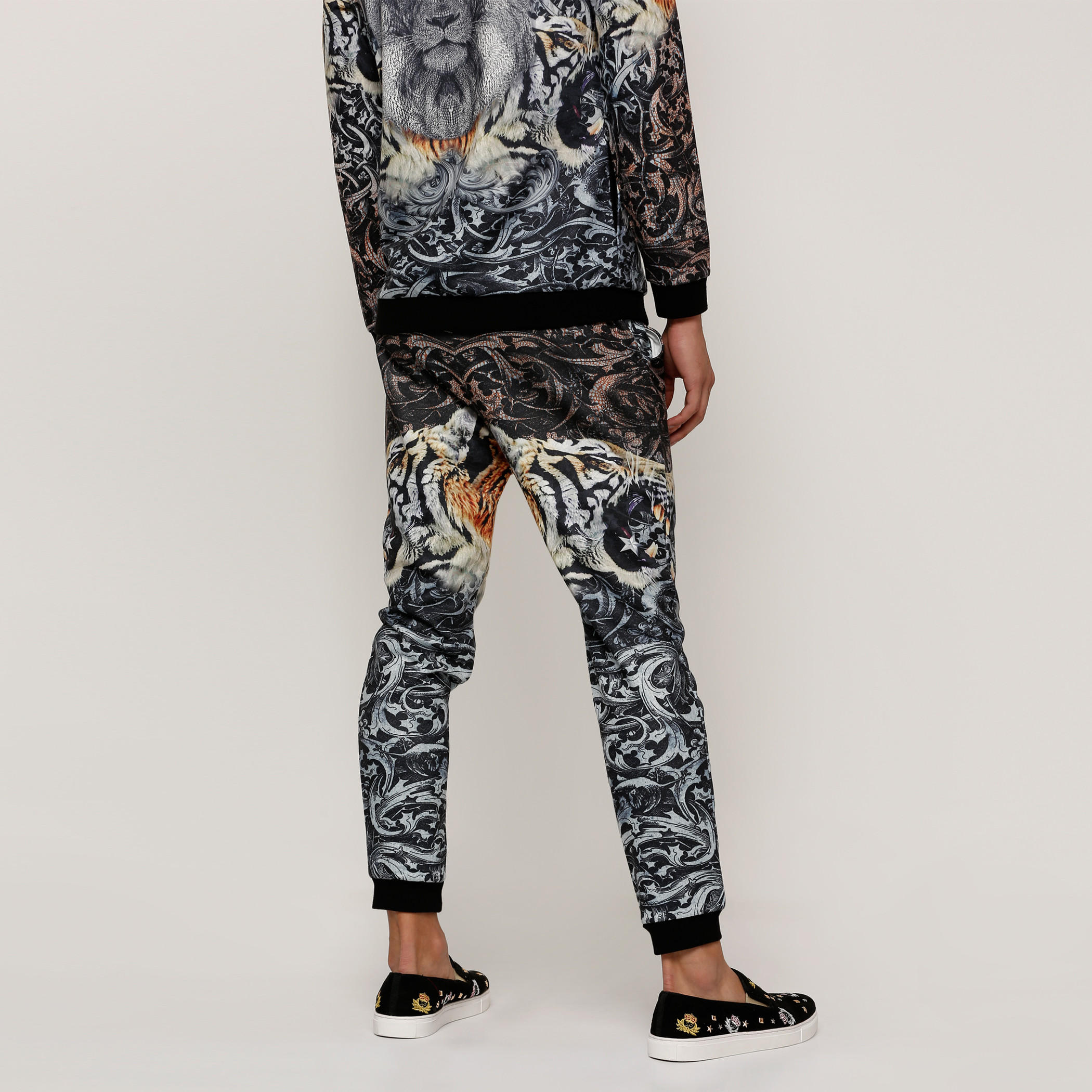 بنطال رياضي طويل بجيوب وطبعات-men-clothing-bottoms-joggers-image-2