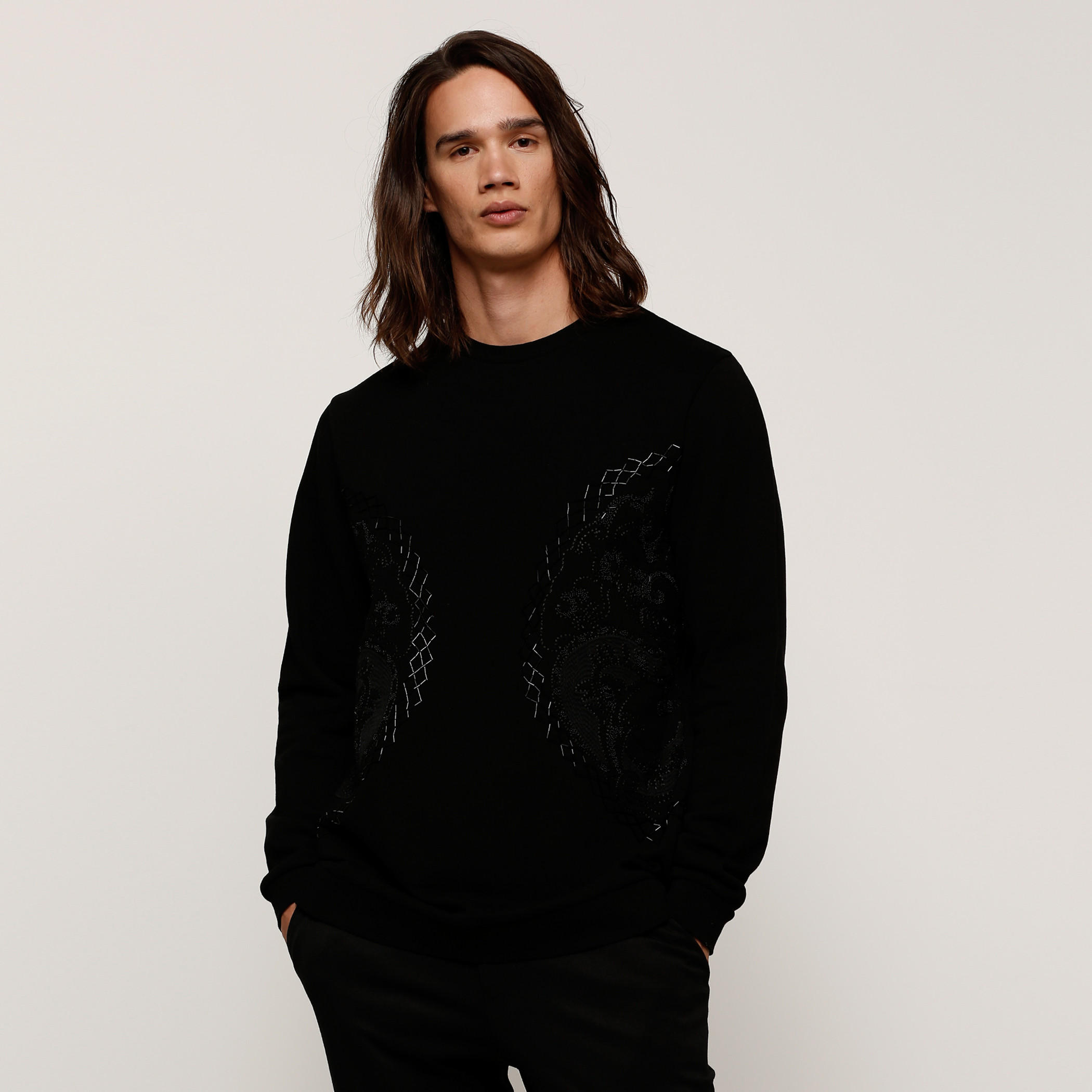 سويت شيرت مزيّن بياقة مستديرة وأكمام طويلة-men-winterwear-hoodiesandsweatshirts-image-1
