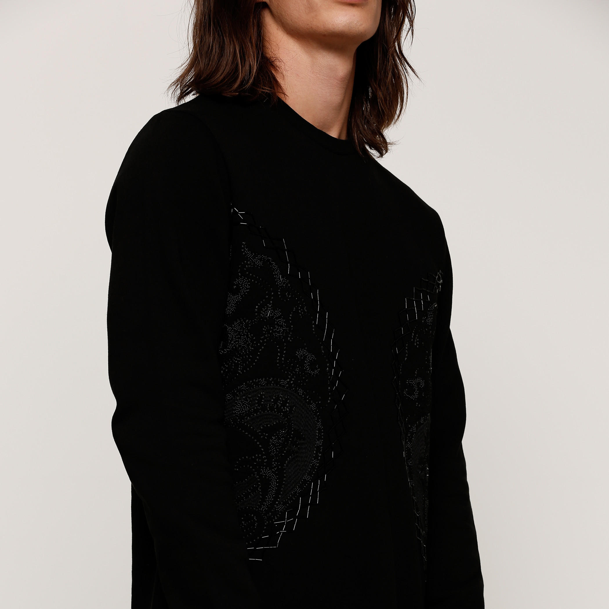 سويت شيرت مزيّن بياقة مستديرة وأكمام طويلة-men-winterwear-hoodiesandsweatshirts-image-4