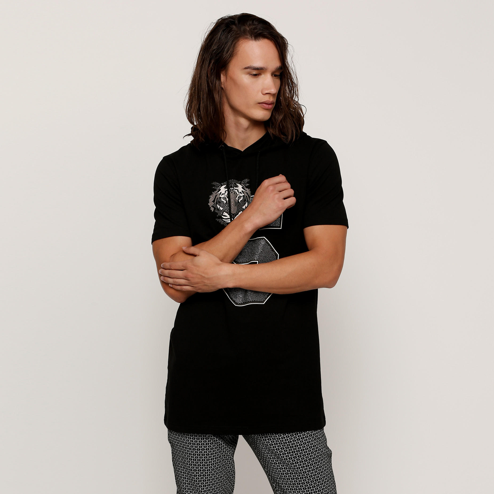 تيشيرت مزيّن بياقة بقبعة وأكمام قصيرة-men-clothing-tshirtsandpolos-tshirts-image-1