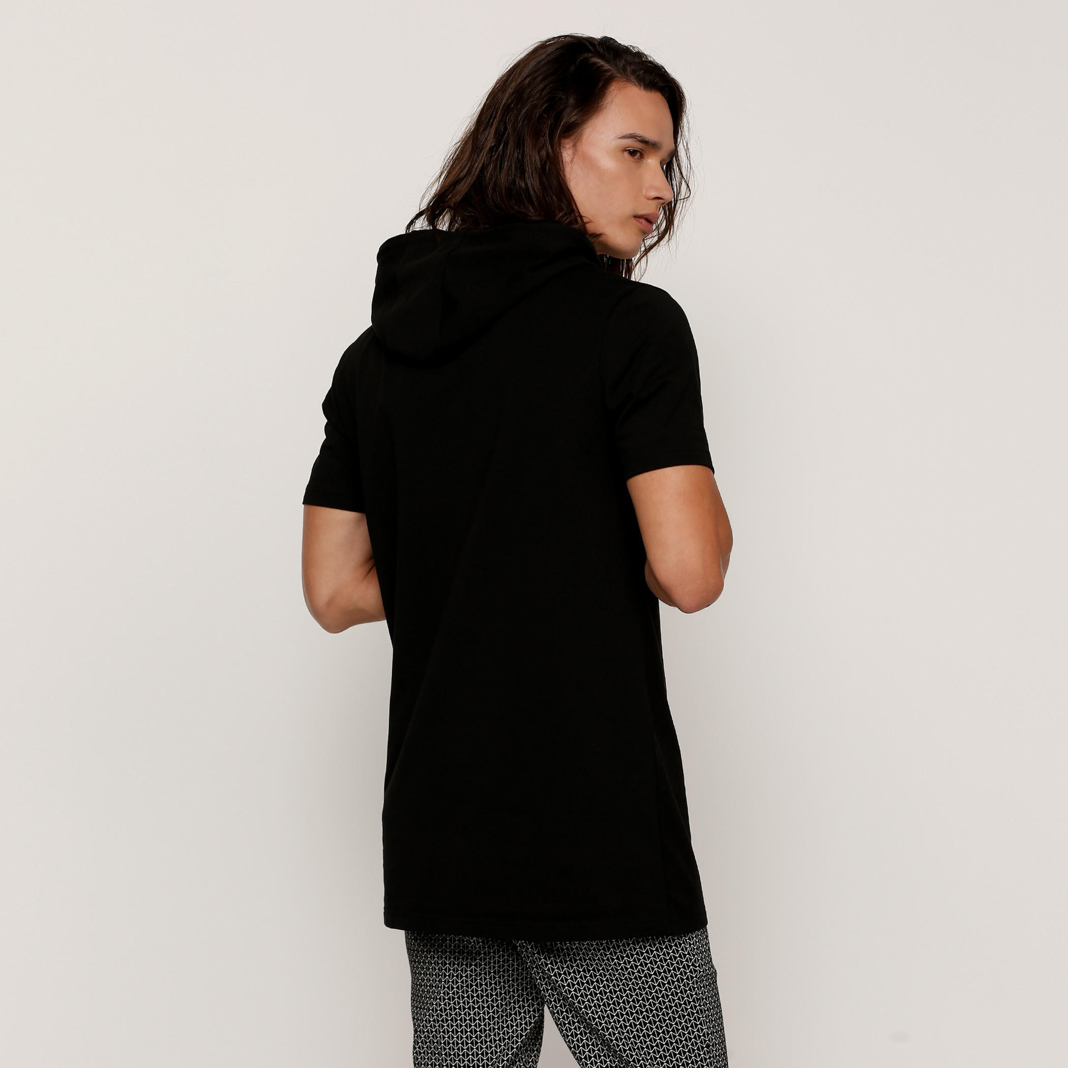 تيشيرت مزيّن بياقة بقبعة وأكمام قصيرة-men-clothing-tshirtsandpolos-tshirts-image-2