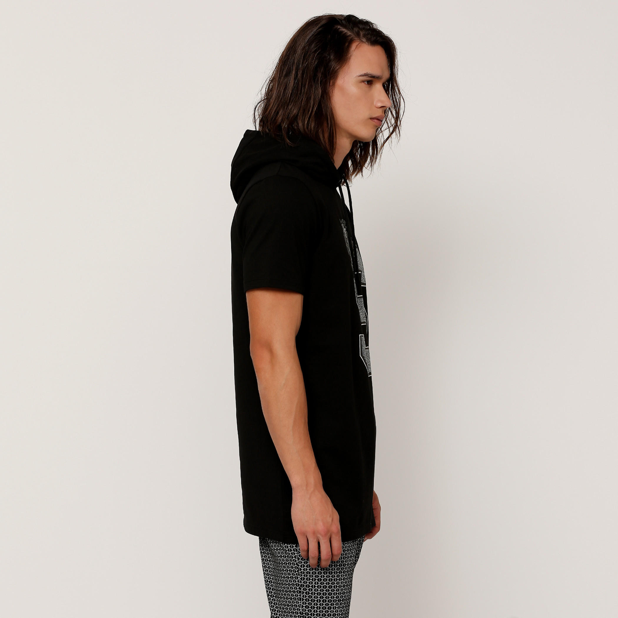 تيشيرت مزيّن بياقة بقبعة وأكمام قصيرة-men-clothing-tshirtsandpolos-tshirts-image-3