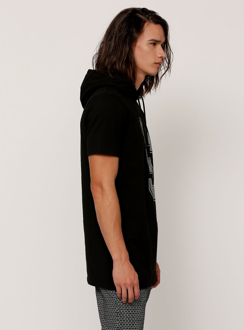 تيشيرت مزيّن بياقة بقبعة وأكمام قصيرة-men-clothing-tshirtsandpolos-tshirts-image-3