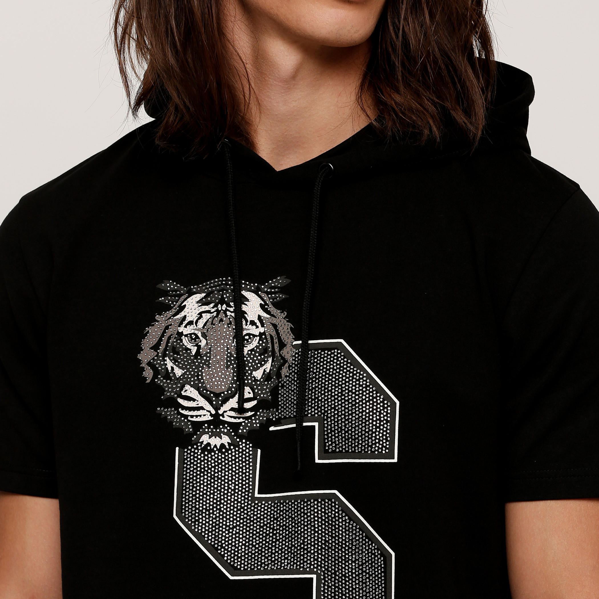 تيشيرت مزيّن بياقة بقبعة وأكمام قصيرة-men-clothing-tshirtsandpolos-tshirts-image-4