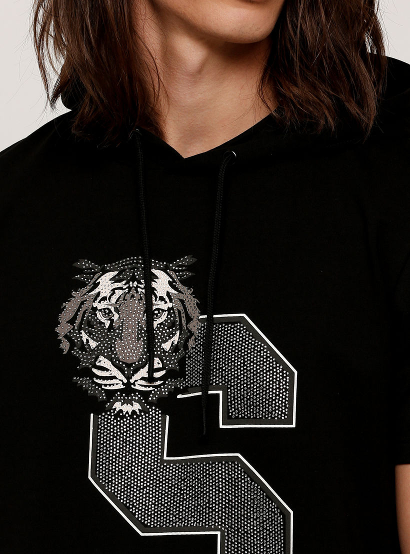 تيشيرت مزيّن بياقة بقبعة وأكمام قصيرة-men-clothing-tshirtsandpolos-tshirts-image-4