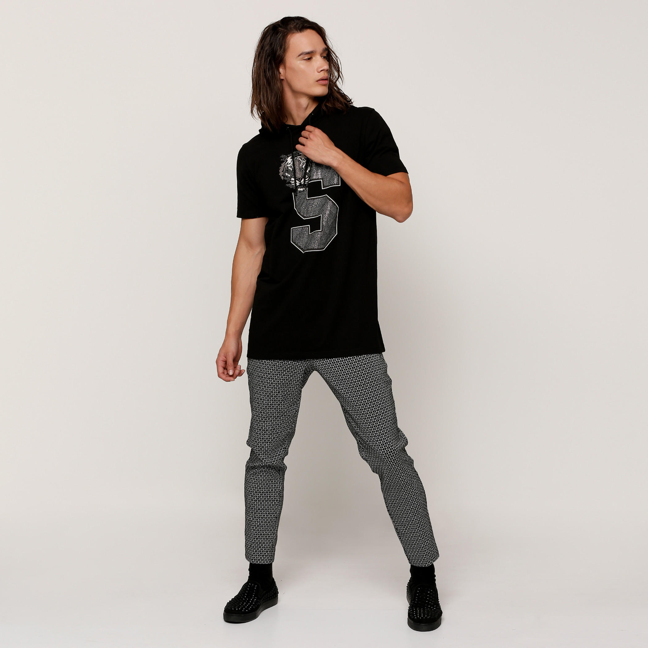 تيشيرت مزيّن بياقة بقبعة وأكمام قصيرة-men-clothing-tshirtsandpolos-tshirts-image-5