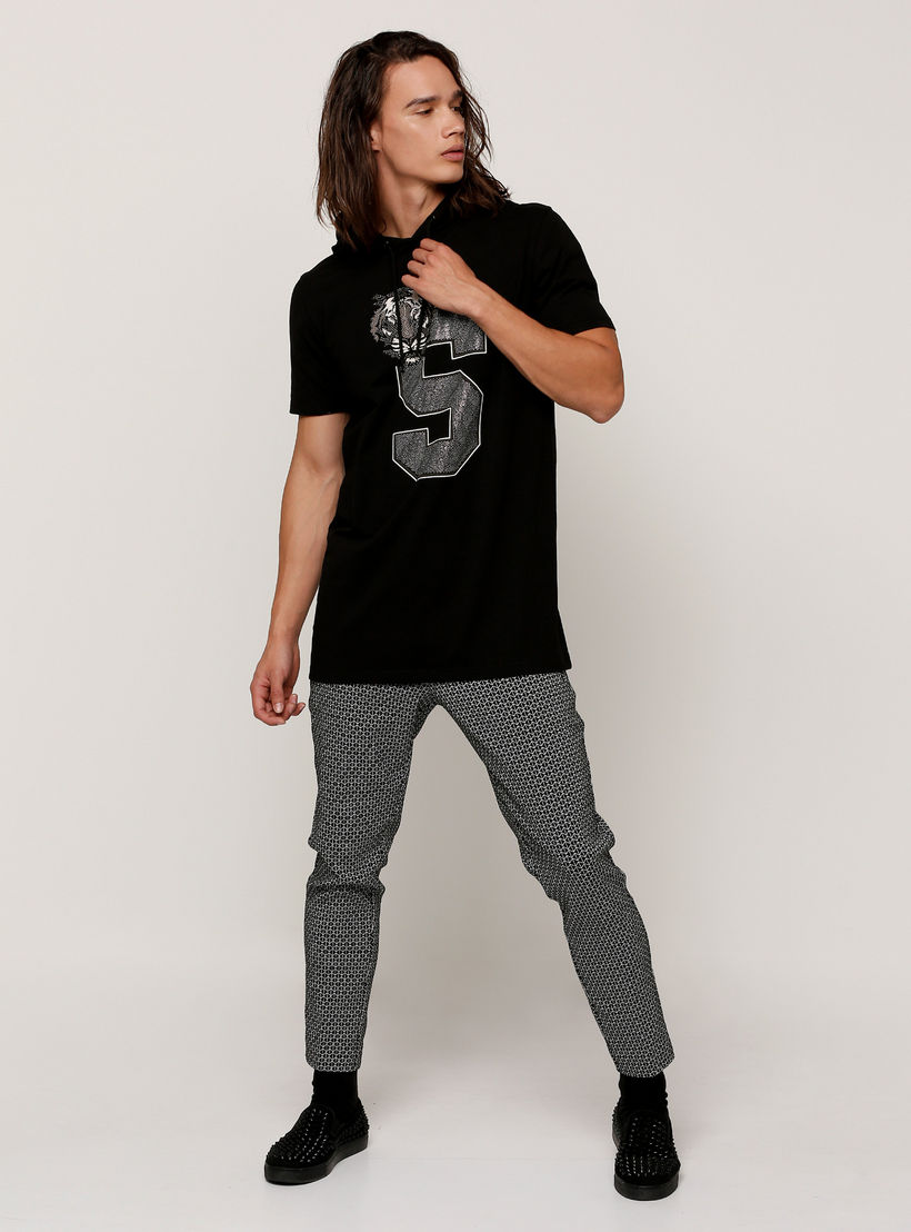 تيشيرت مزيّن بياقة بقبعة وأكمام قصيرة-men-clothing-tshirtsandpolos-tshirts-image-5
