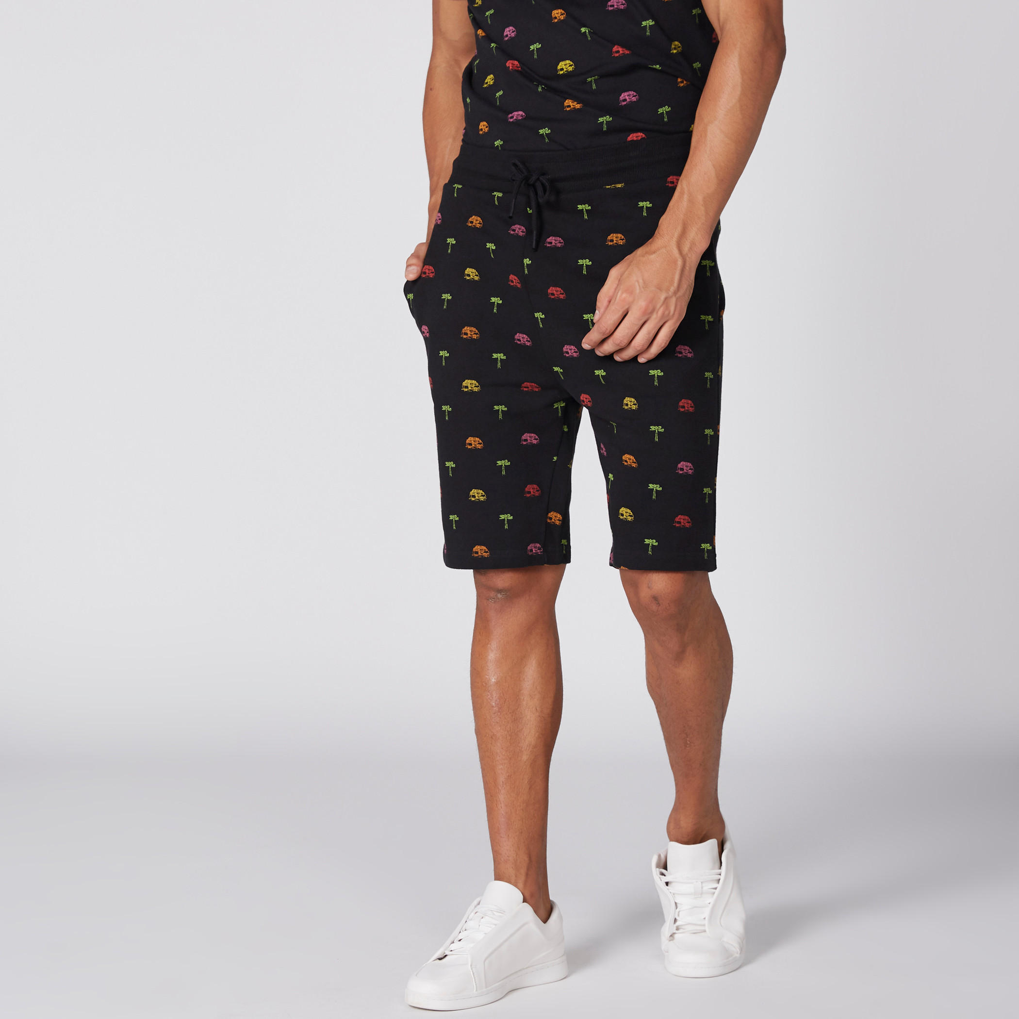 شورت بخصر مطّاطي وجيوب وطبعات-men-clothing-bottoms-shorts-image-1