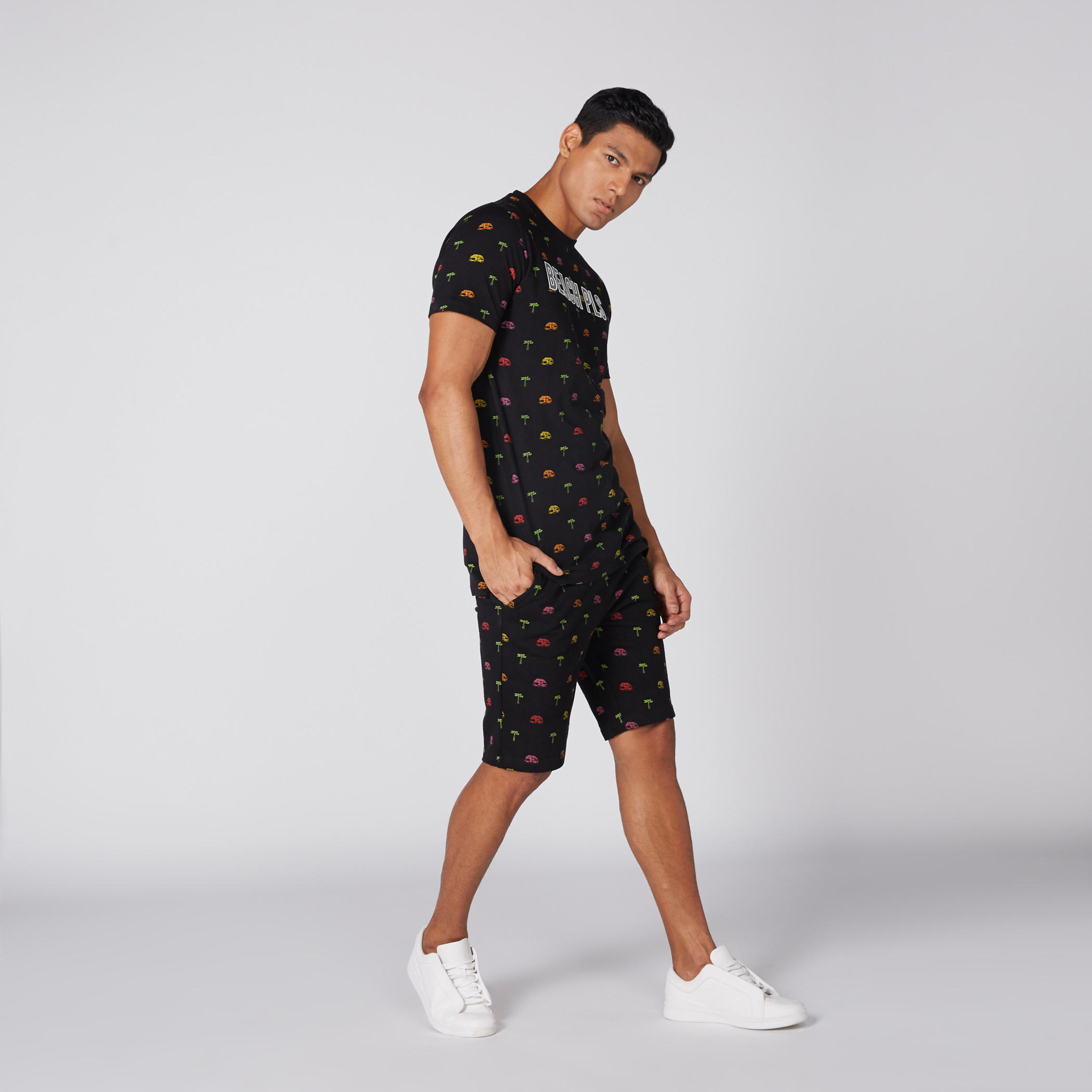 شورت بخصر مطّاطي وجيوب وطبعات-men-clothing-bottoms-shorts-image-2
