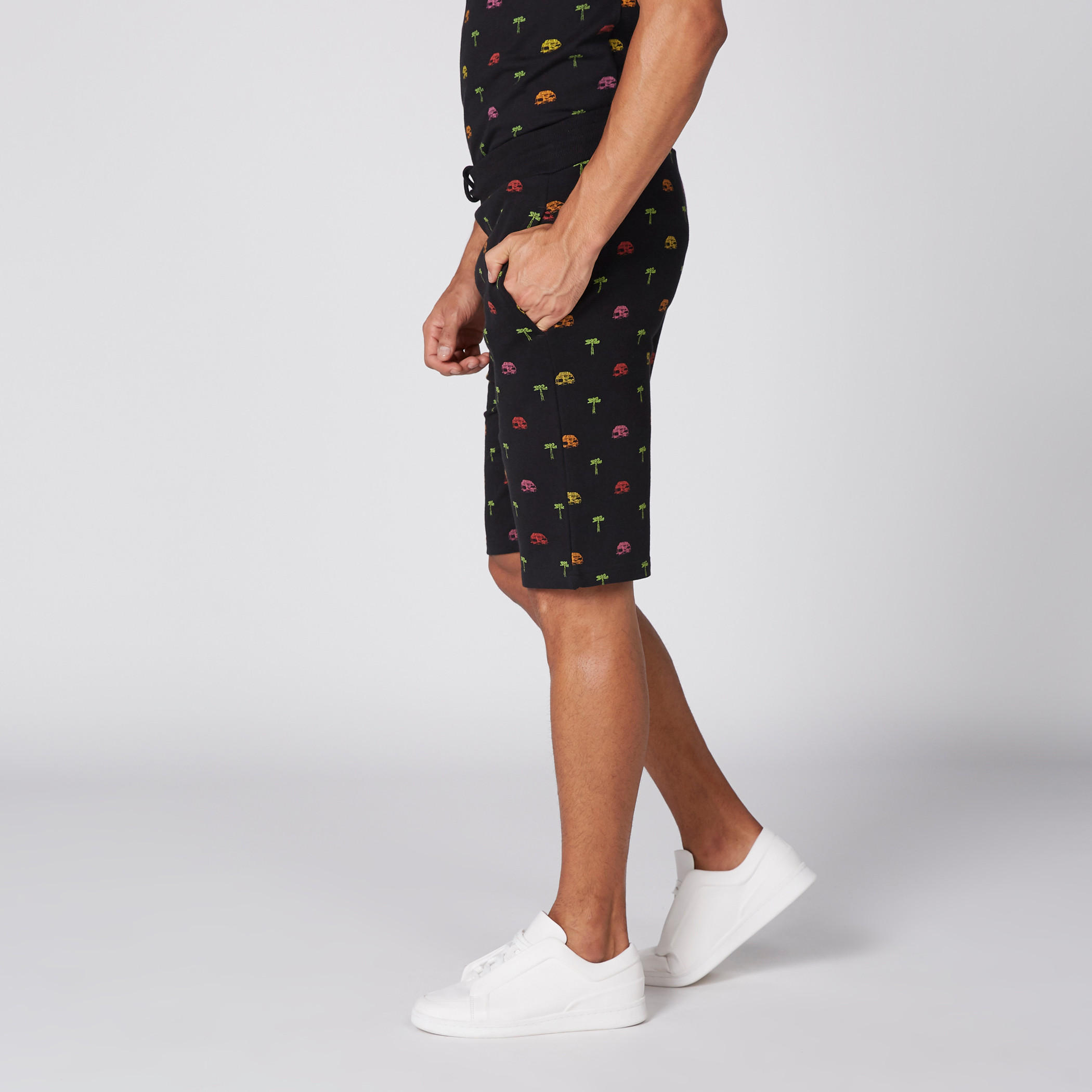 شورت بخصر مطّاطي وجيوب وطبعات-men-clothing-bottoms-shorts-image-4