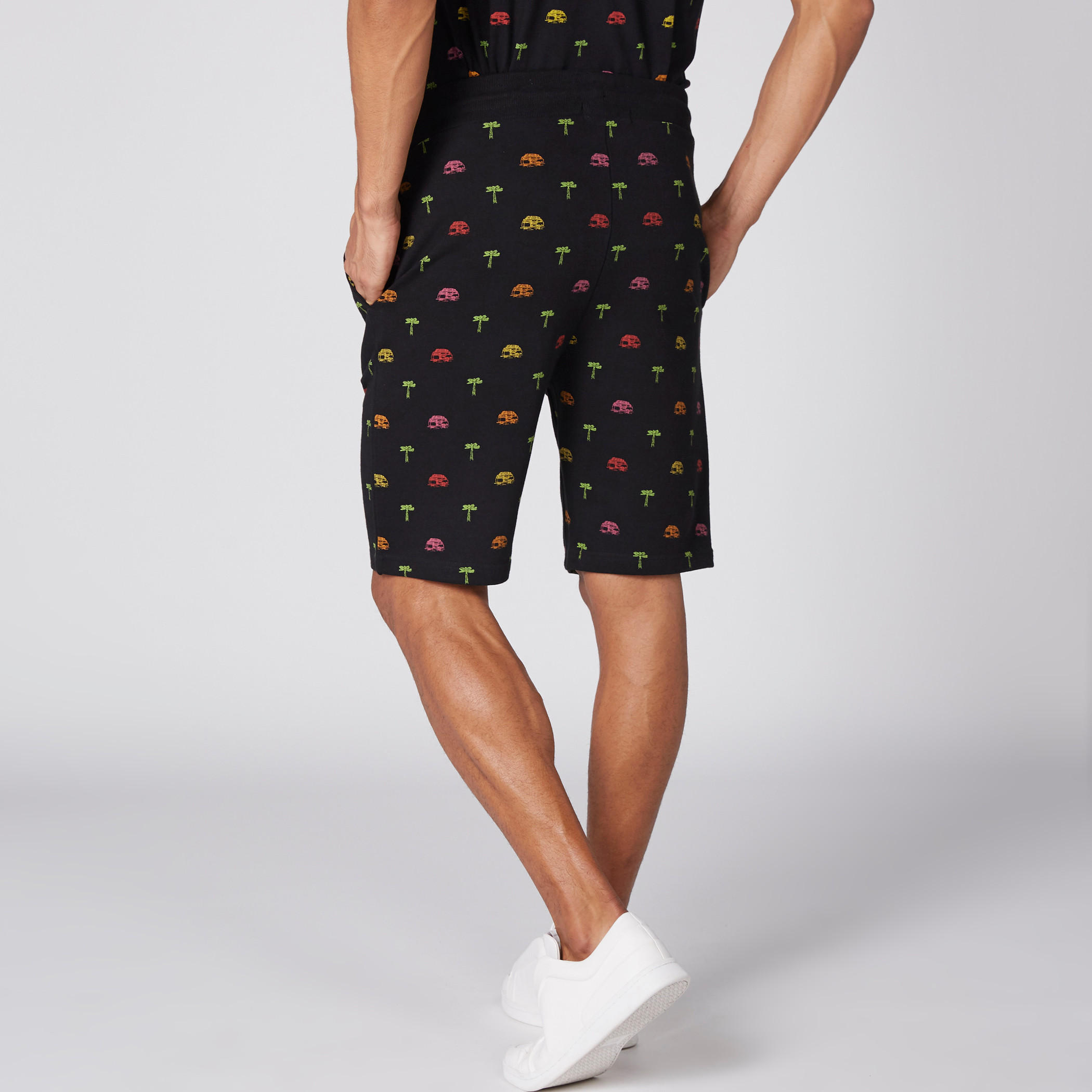 شورت بخصر مطّاطي وجيوب وطبعات-men-clothing-bottoms-shorts-image-5
