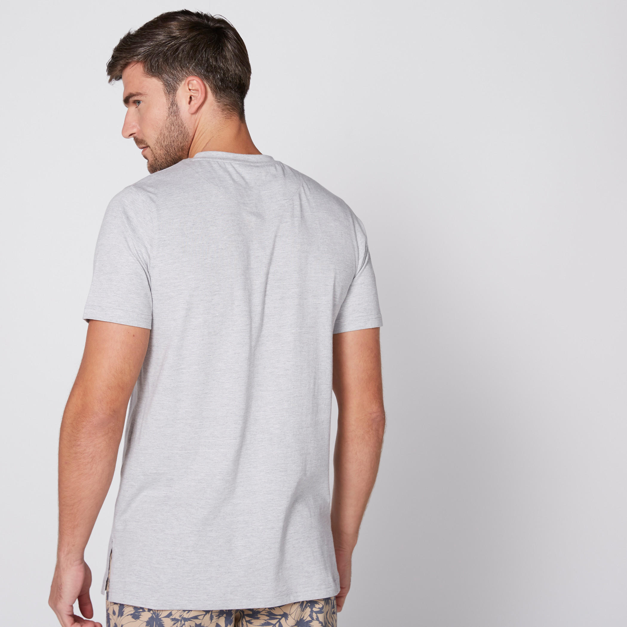 تيشيرت بياقة مستديرة وأكمام قصيرة وطبعات-men-clothing-tshirtsandpolos-tshirts-image-3