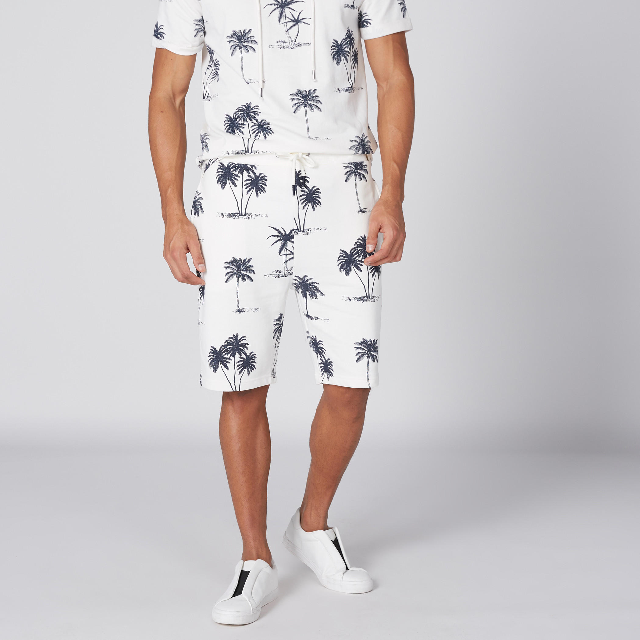 شورت بطبعات وخصر مطّاطي وجيب-men-clothing-bottoms-shorts-image-1