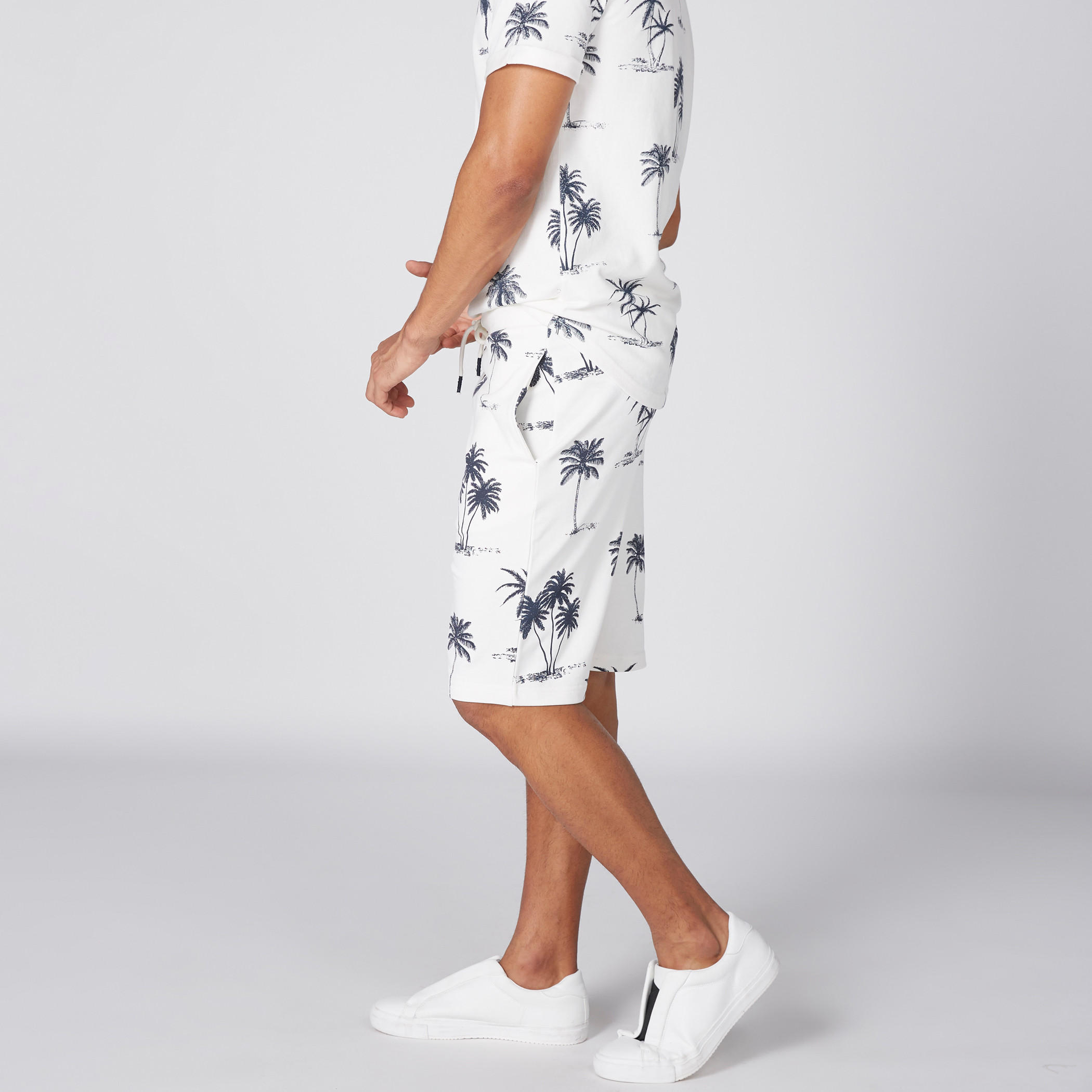 شورت بطبعات وخصر مطّاطي وجيب-men-clothing-bottoms-shorts-image-3