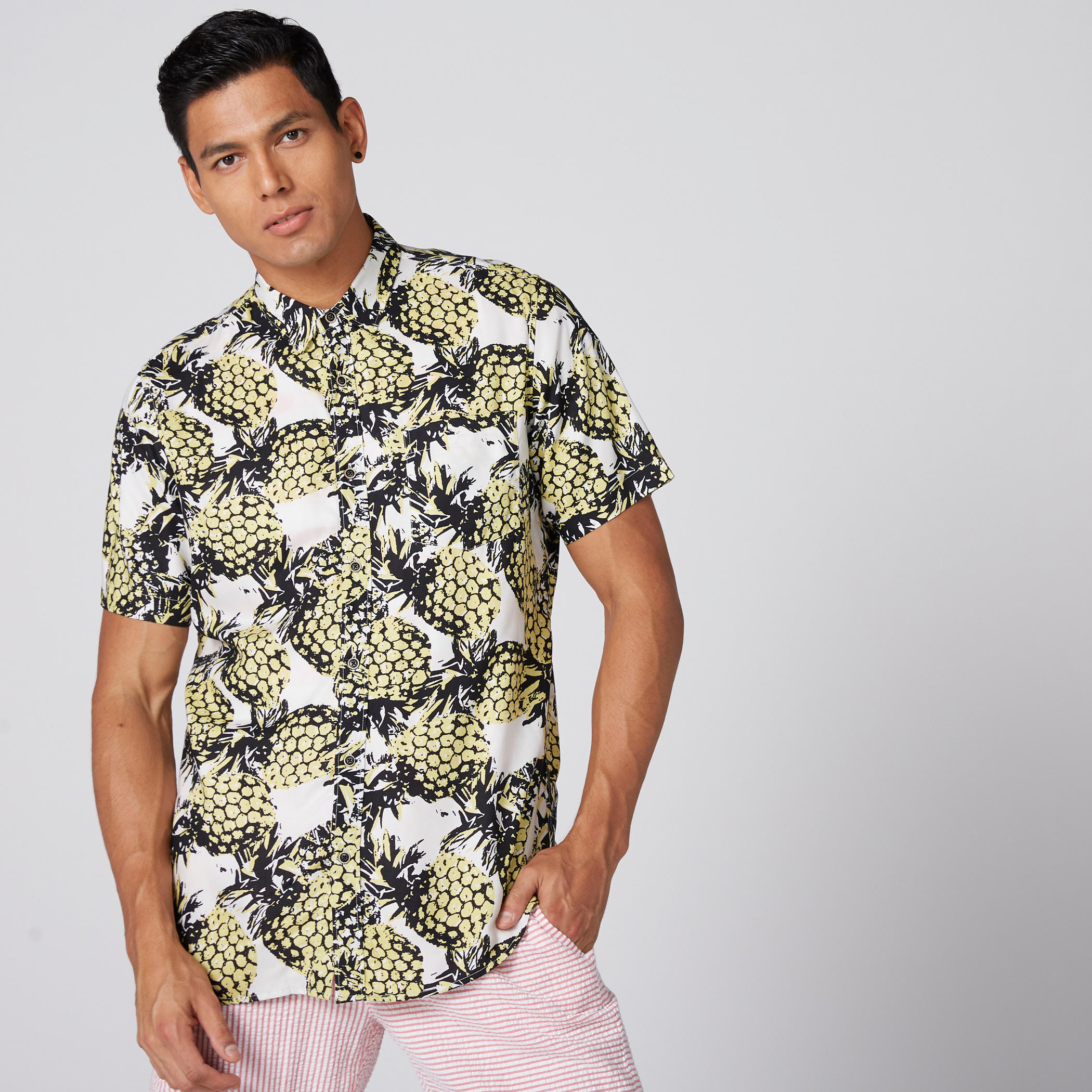 قميص بأكمام قصيرة وأزرار وطبعات-men-clothing-shirts-image-1