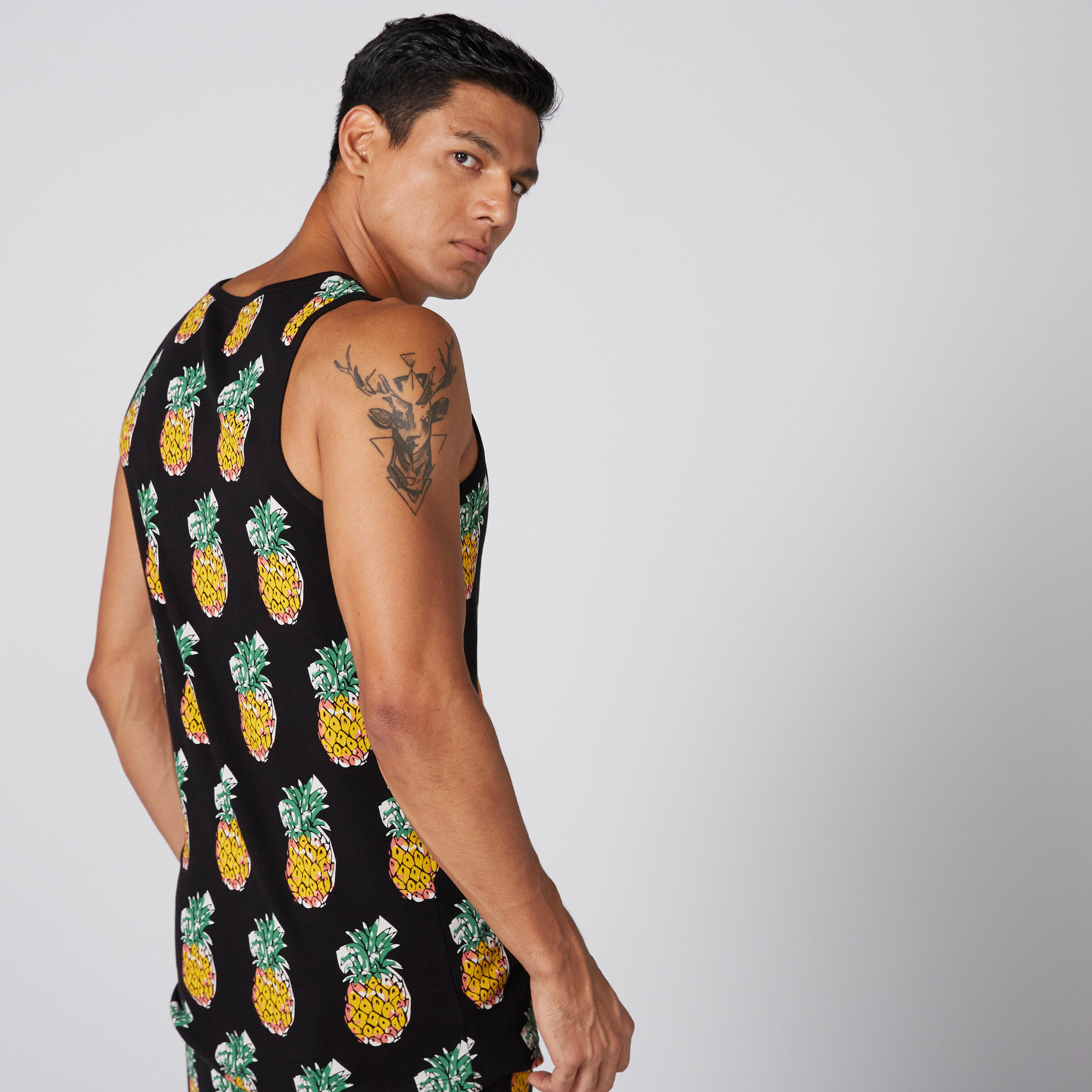 تيشيرت دون أكمام بياقة مستديرة وطبعات-men-clothing-tshirtsandpolos-tshirts-image-2