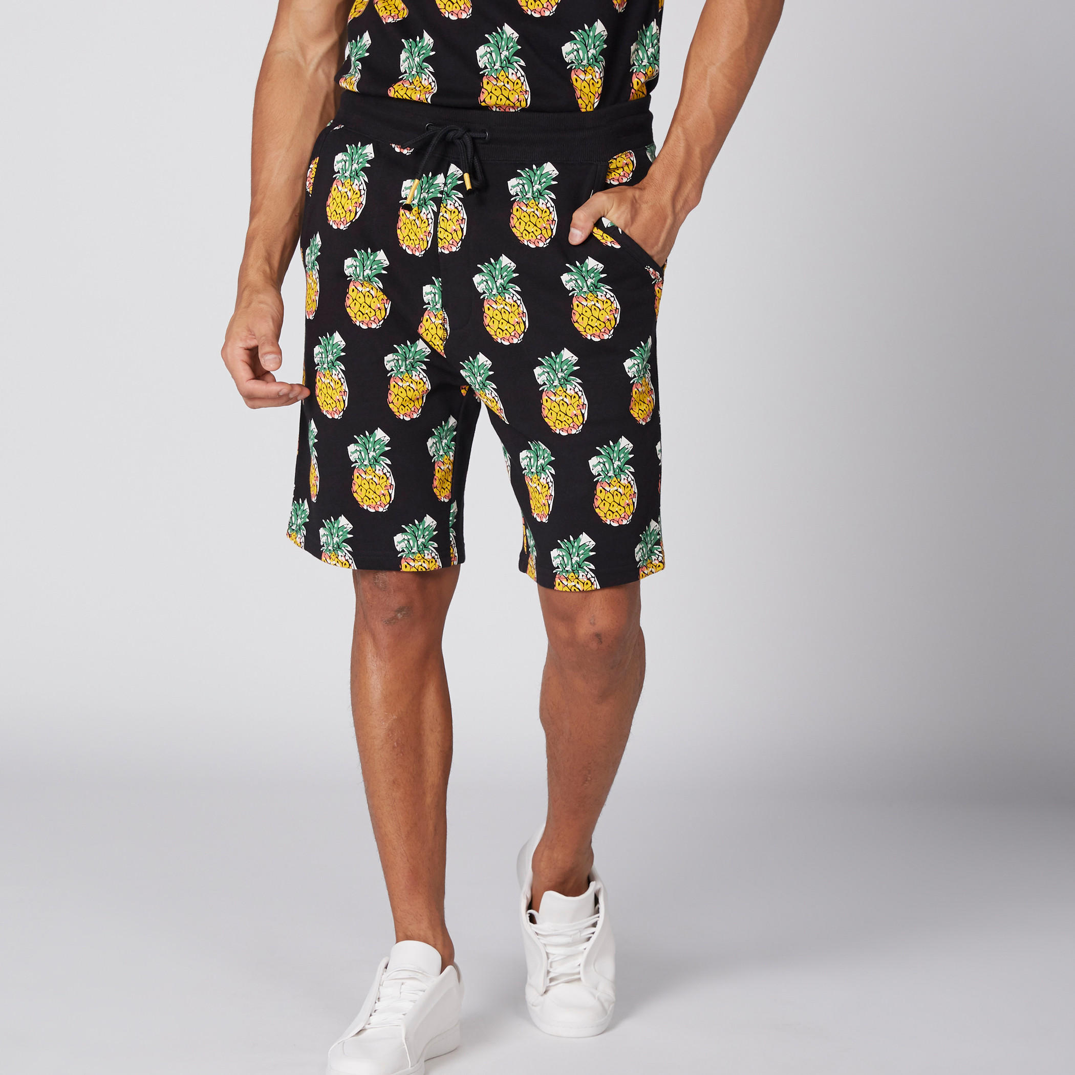 شورت بخصر مطّاطي وجيوب وطبعات-men-clothing-bottoms-shorts-image-2