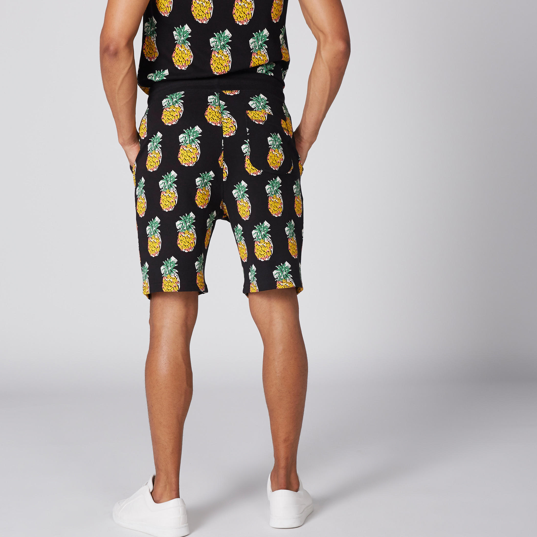 شورت بخصر مطّاطي وجيوب وطبعات-men-clothing-bottoms-shorts-image-5