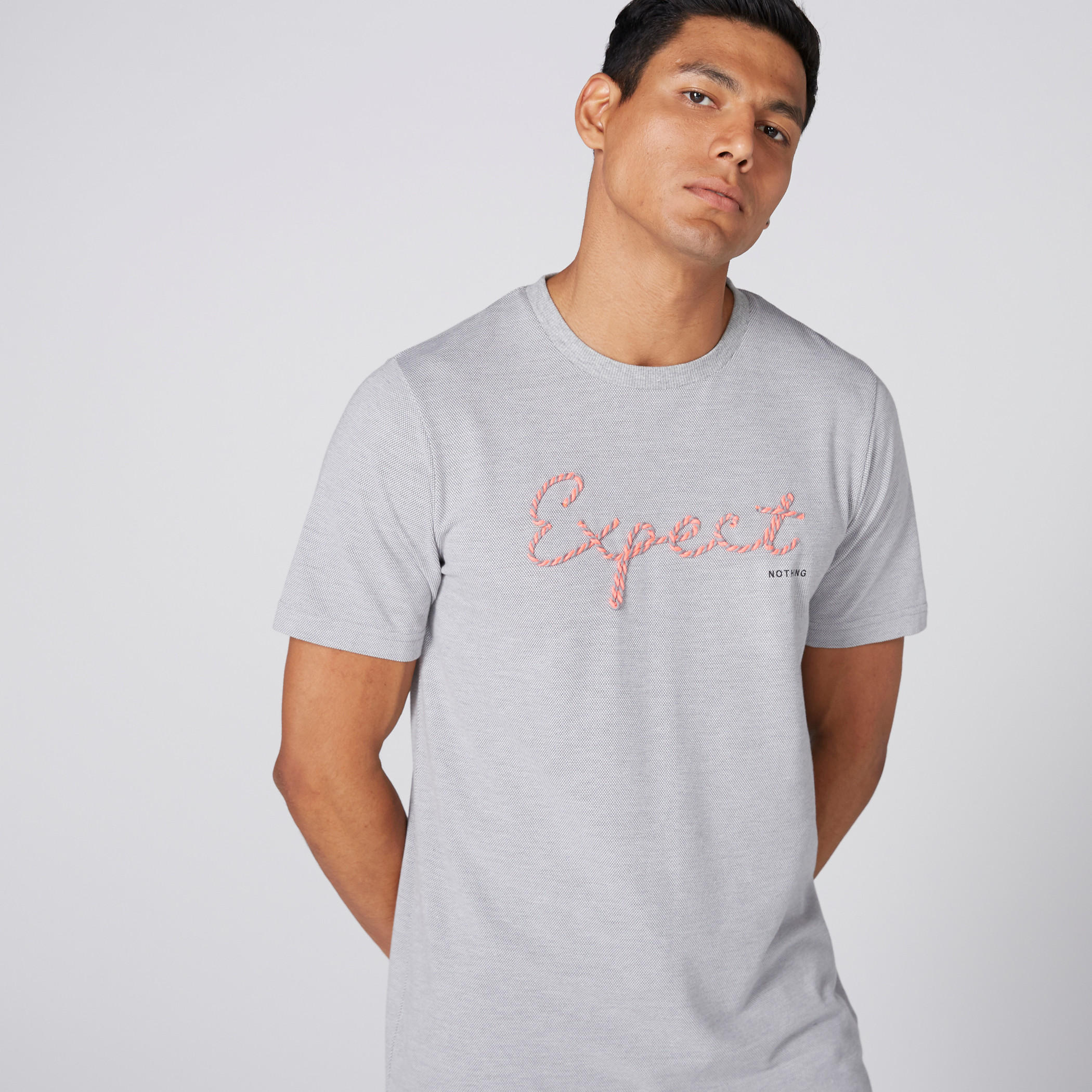 تيشيرت مُطرّز بياقة مستديرة وأكمام قصيرة-men-clothing-tshirtsandpolos-tshirts-image-1