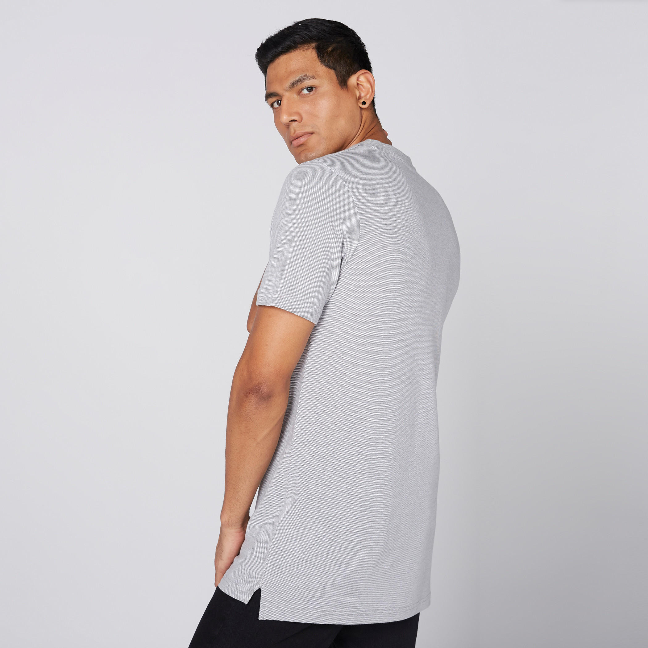 تيشيرت مُطرّز بياقة مستديرة وأكمام قصيرة-men-clothing-tshirtsandpolos-tshirts-image-2