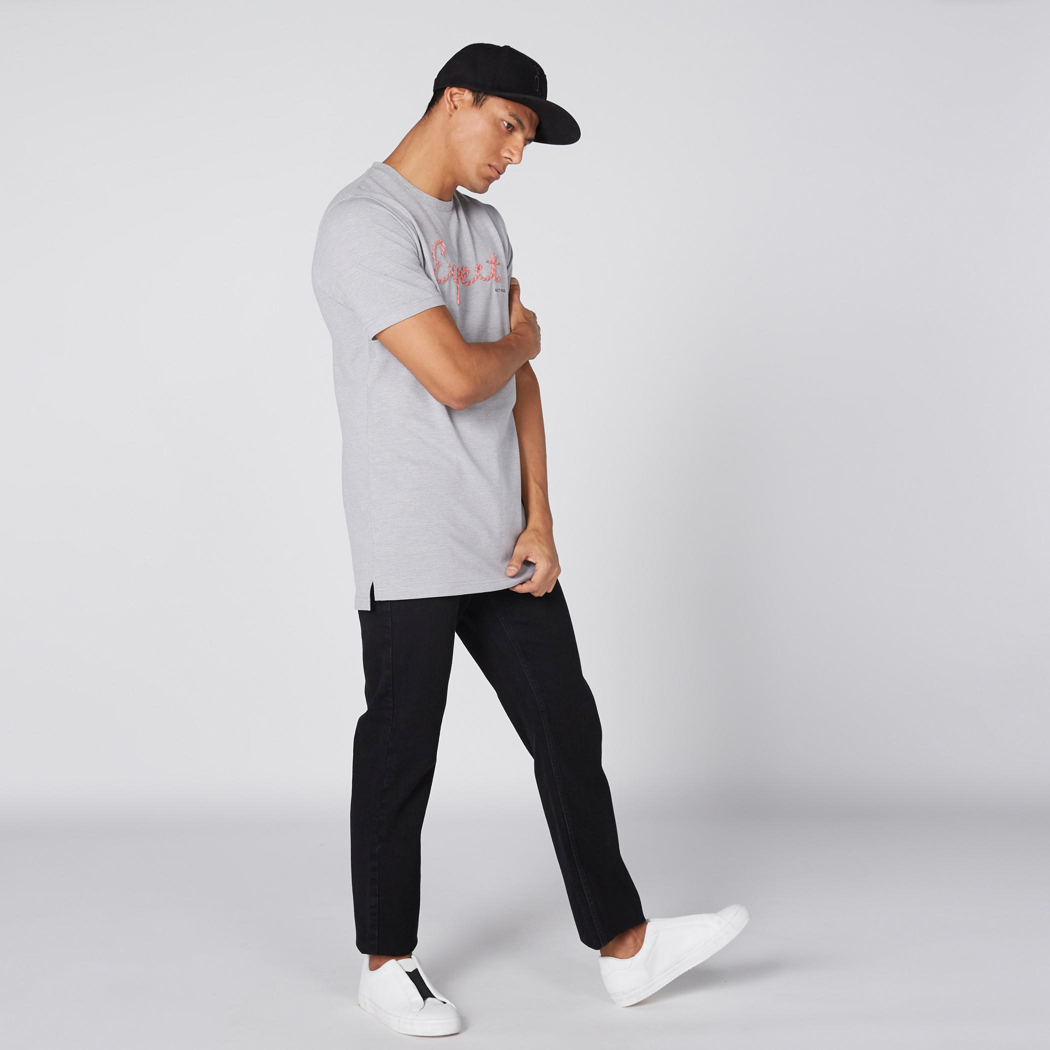 تيشيرت مُطرّز بياقة مستديرة وأكمام قصيرة-men-clothing-tshirtsandpolos-tshirts-image-3