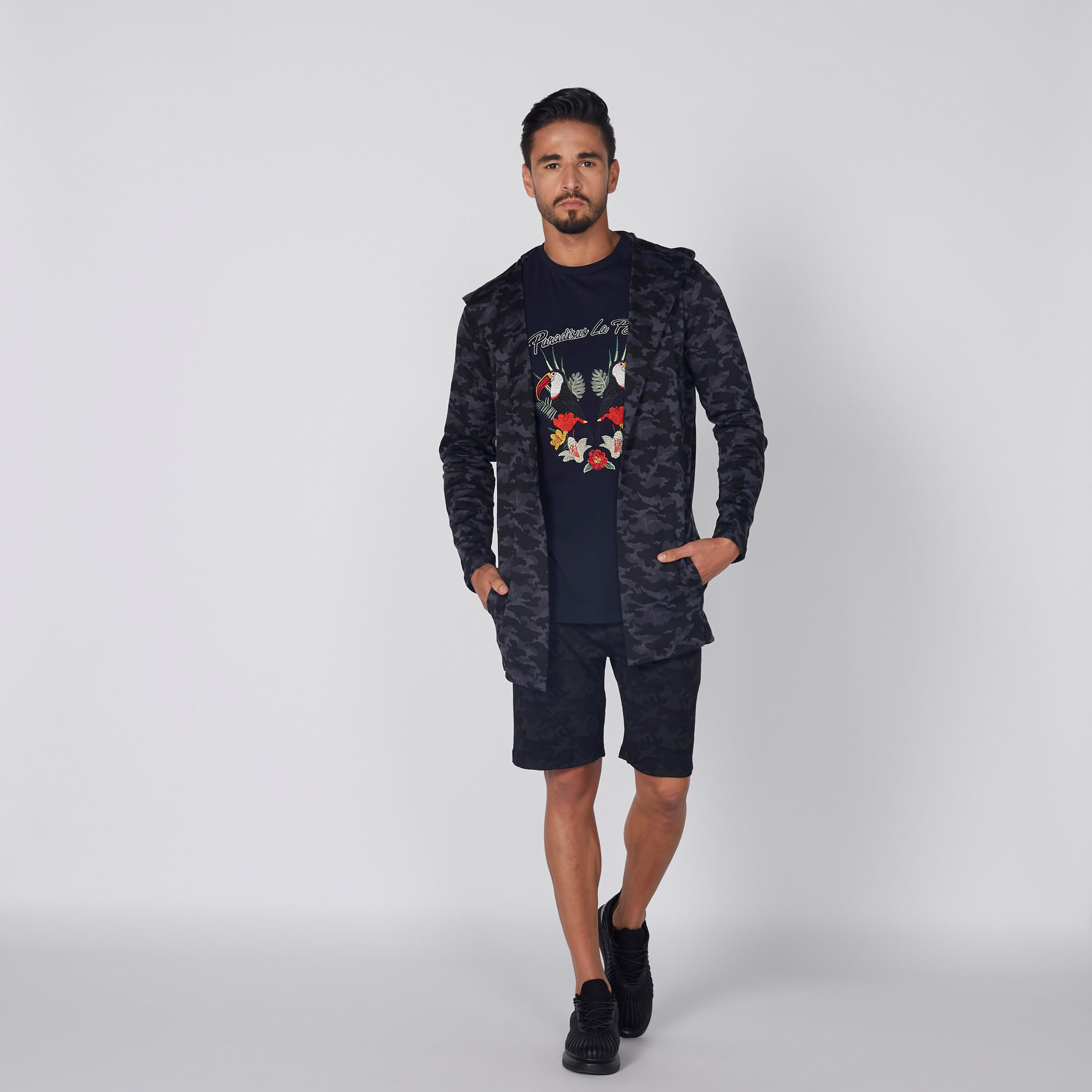 تيشيرت بياقة مستديرة وأكمام قصيرة وطبعات-men-clothing-tshirtsandpolos-tshirts-image-2