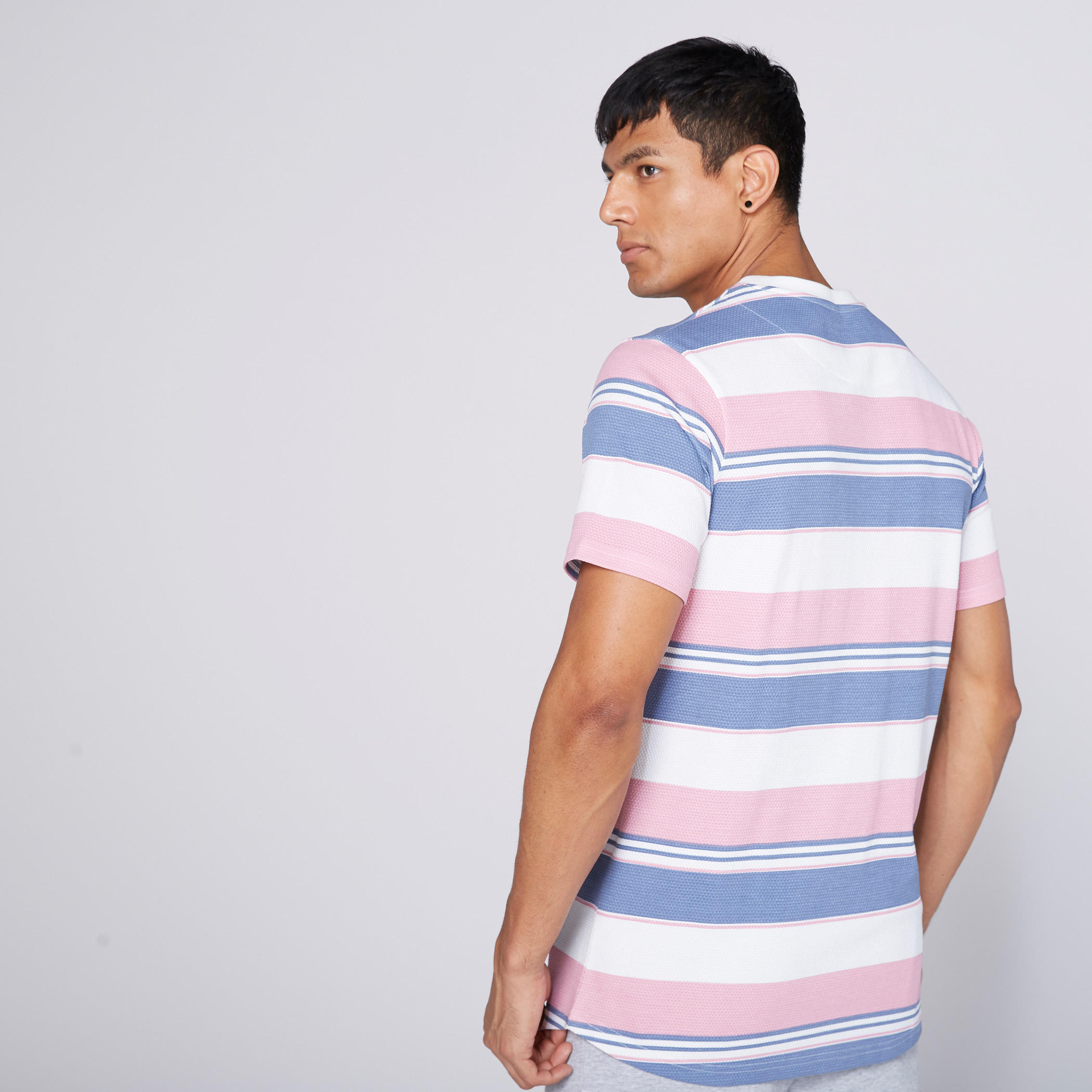 تيشيرت مقلّم بياقة مستديرة وأكمام قصيرة-men-clothing-tshirtsandpolos-tshirts-image-2