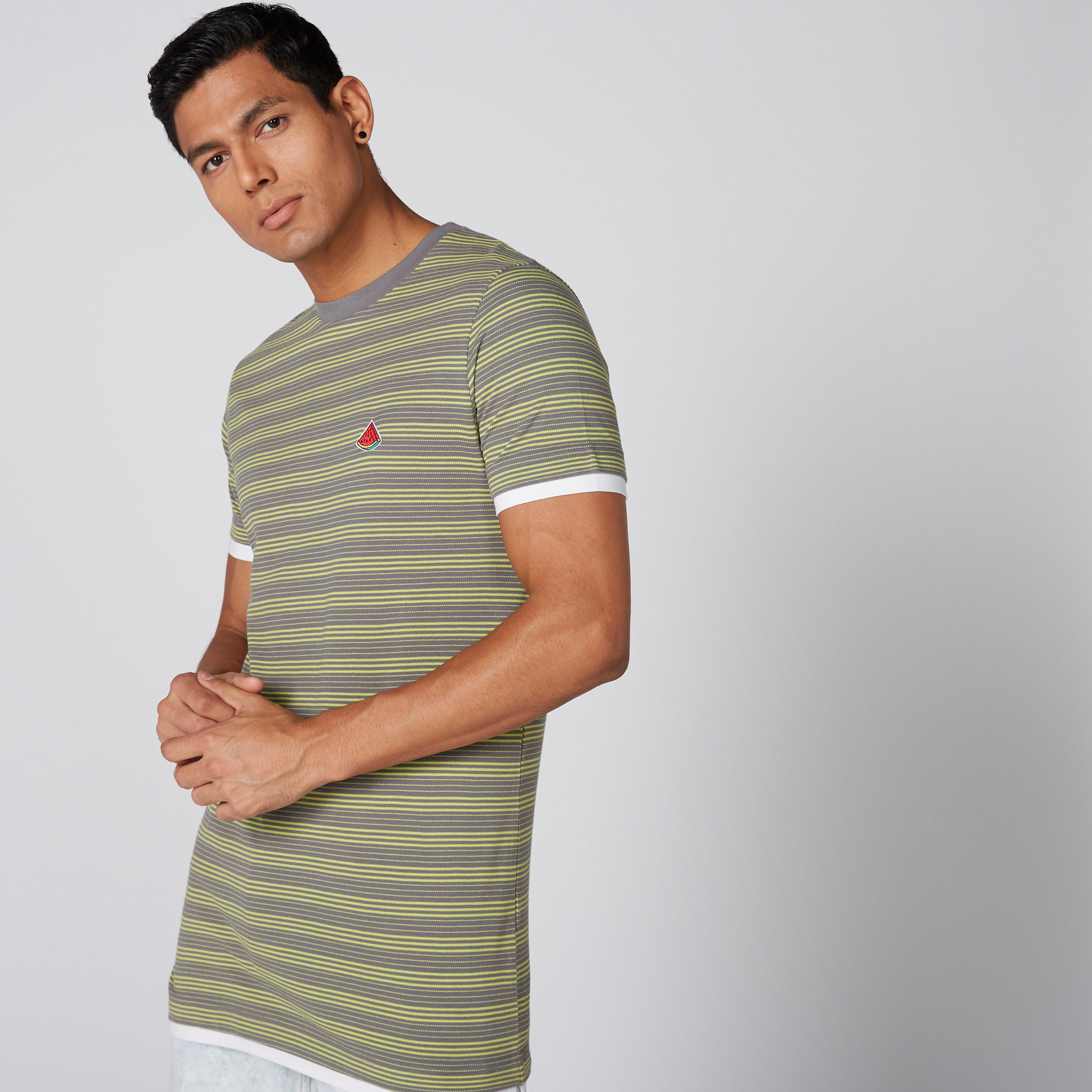 تيشيرت مقلّم بياقة ضيقة وأكمام قصيرة-men-clothing-tshirtsandpolos-tshirts-image-2