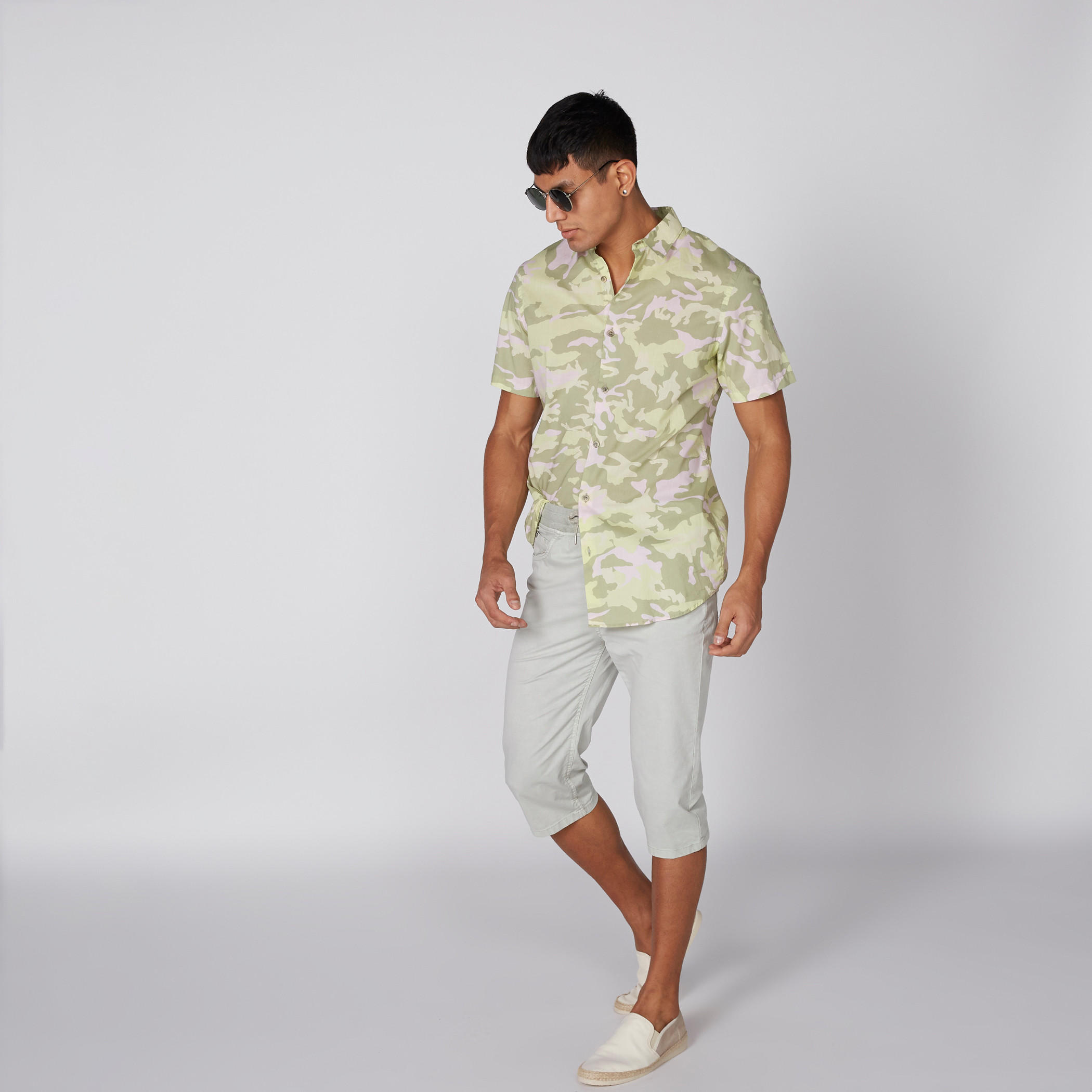 قميص بأكمام قصيرة وأزرار وطبعات-men-clothing-shirts-image-1