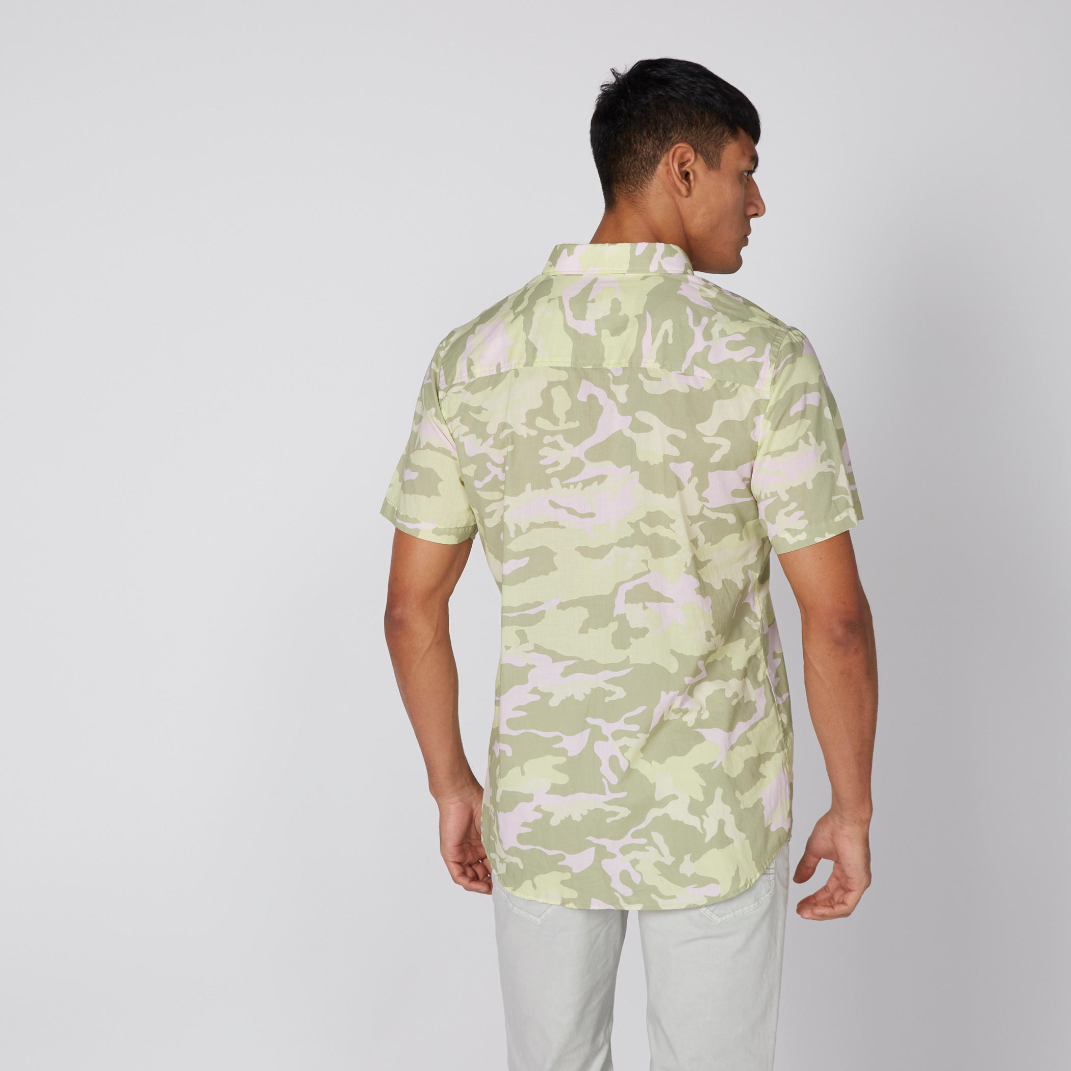 قميص بأكمام قصيرة وأزرار وطبعات-men-clothing-shirts-image-4