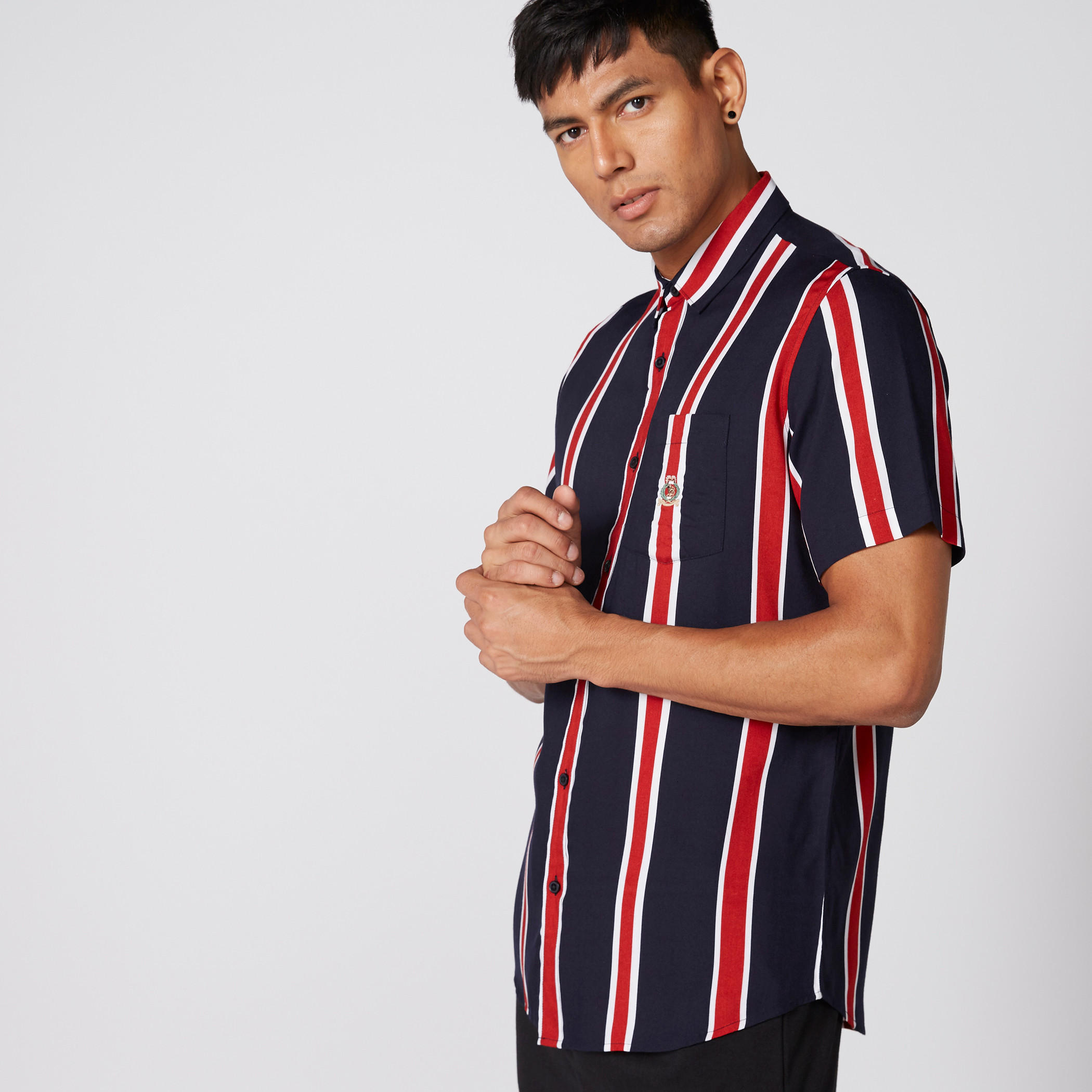 قميص مقلّم بأكمام قصيرة وأزرار-men-clothing-shirts-image-1