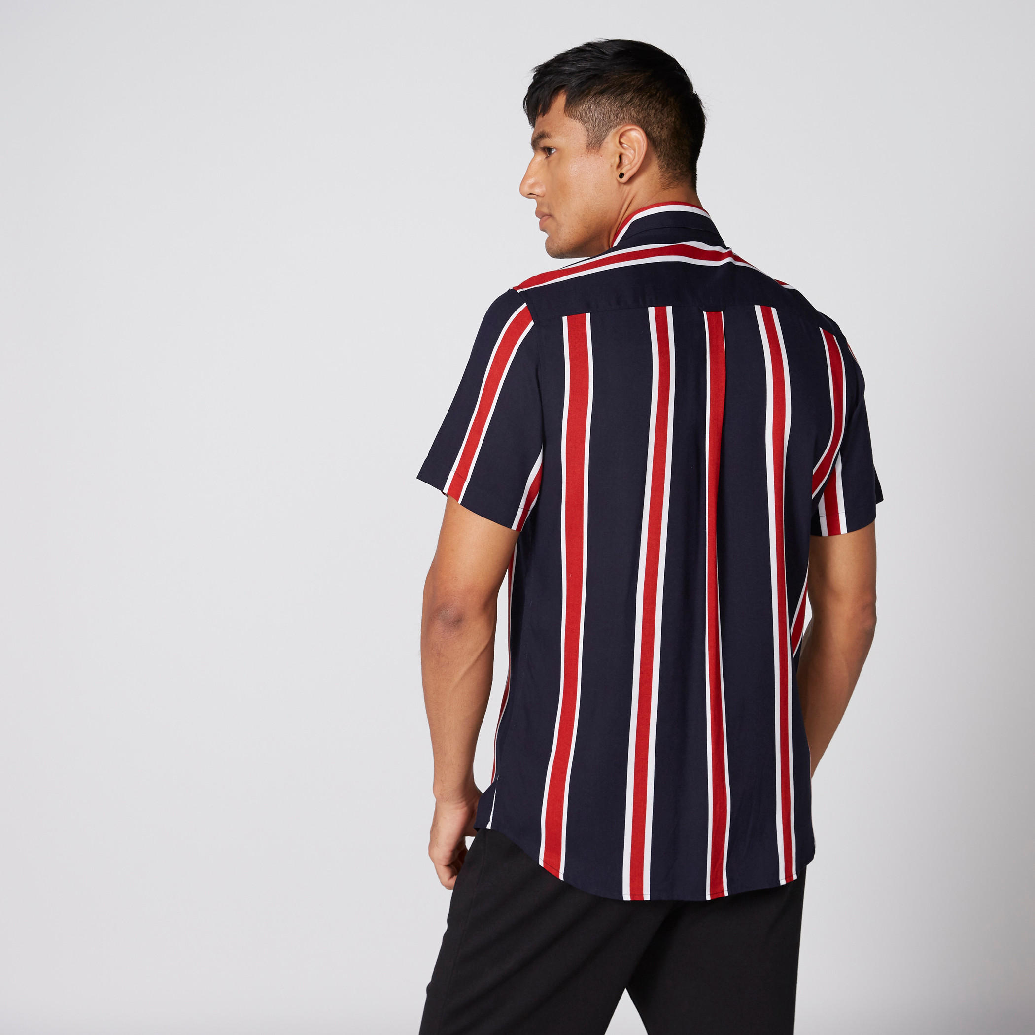 قميص مقلّم بأكمام قصيرة وأزرار-men-clothing-shirts-image-2