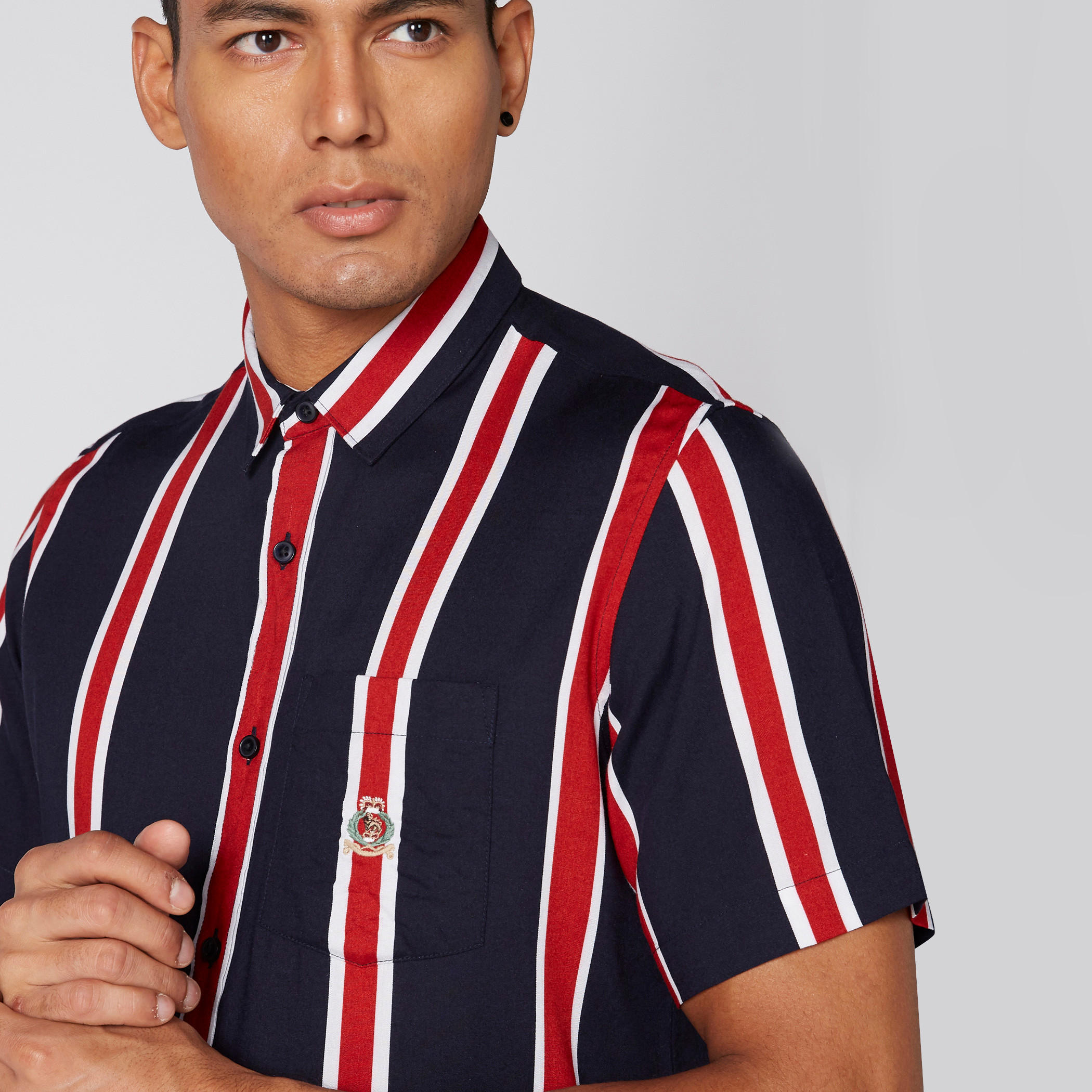 قميص مقلّم بأكمام قصيرة وأزرار-men-clothing-shirts-image-4